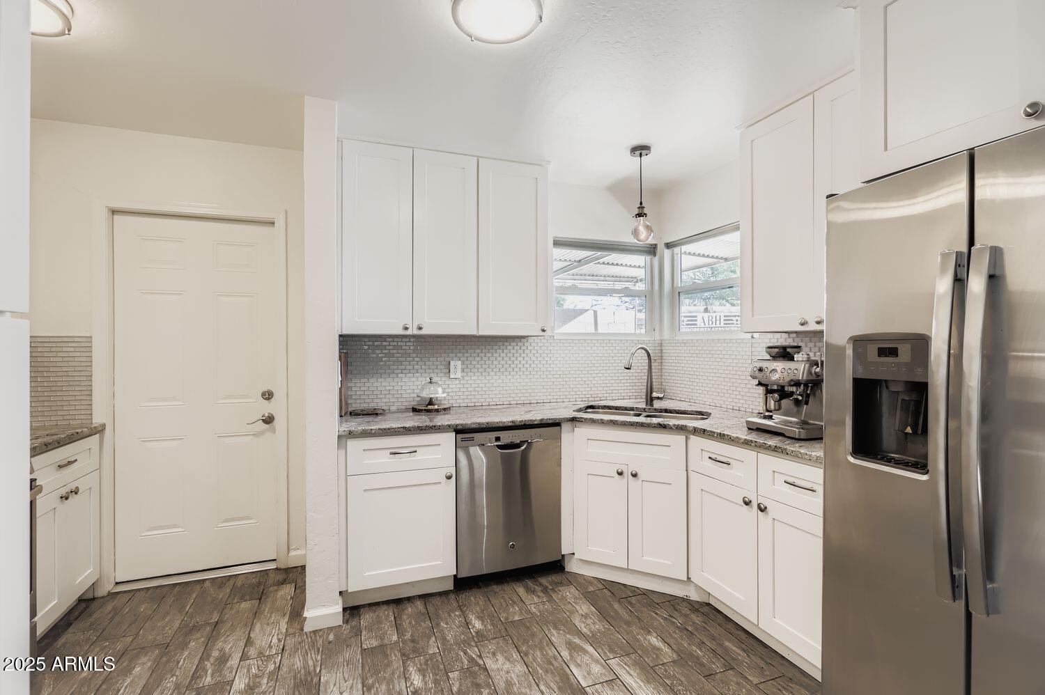 2210 E CAMBRIDGE Avenue