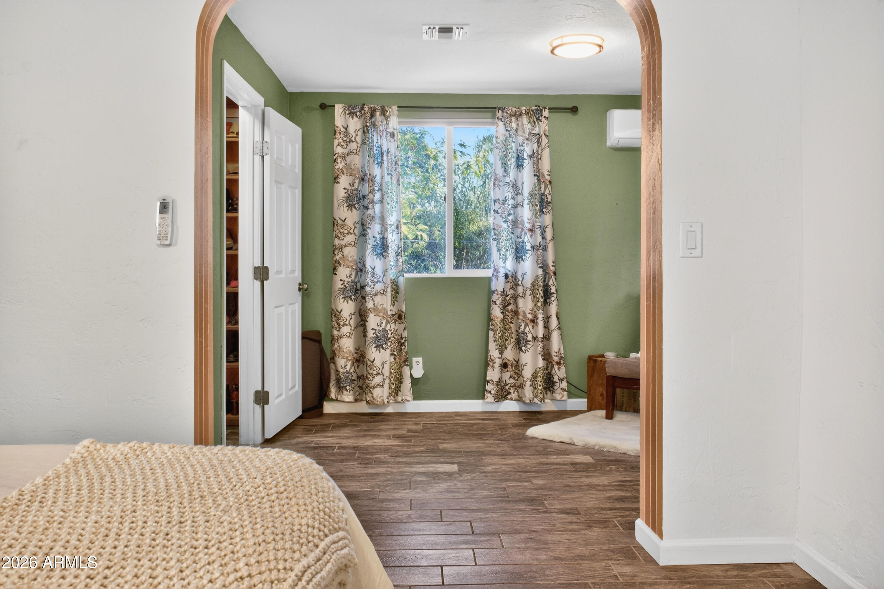 2210 E CAMBRIDGE Avenue