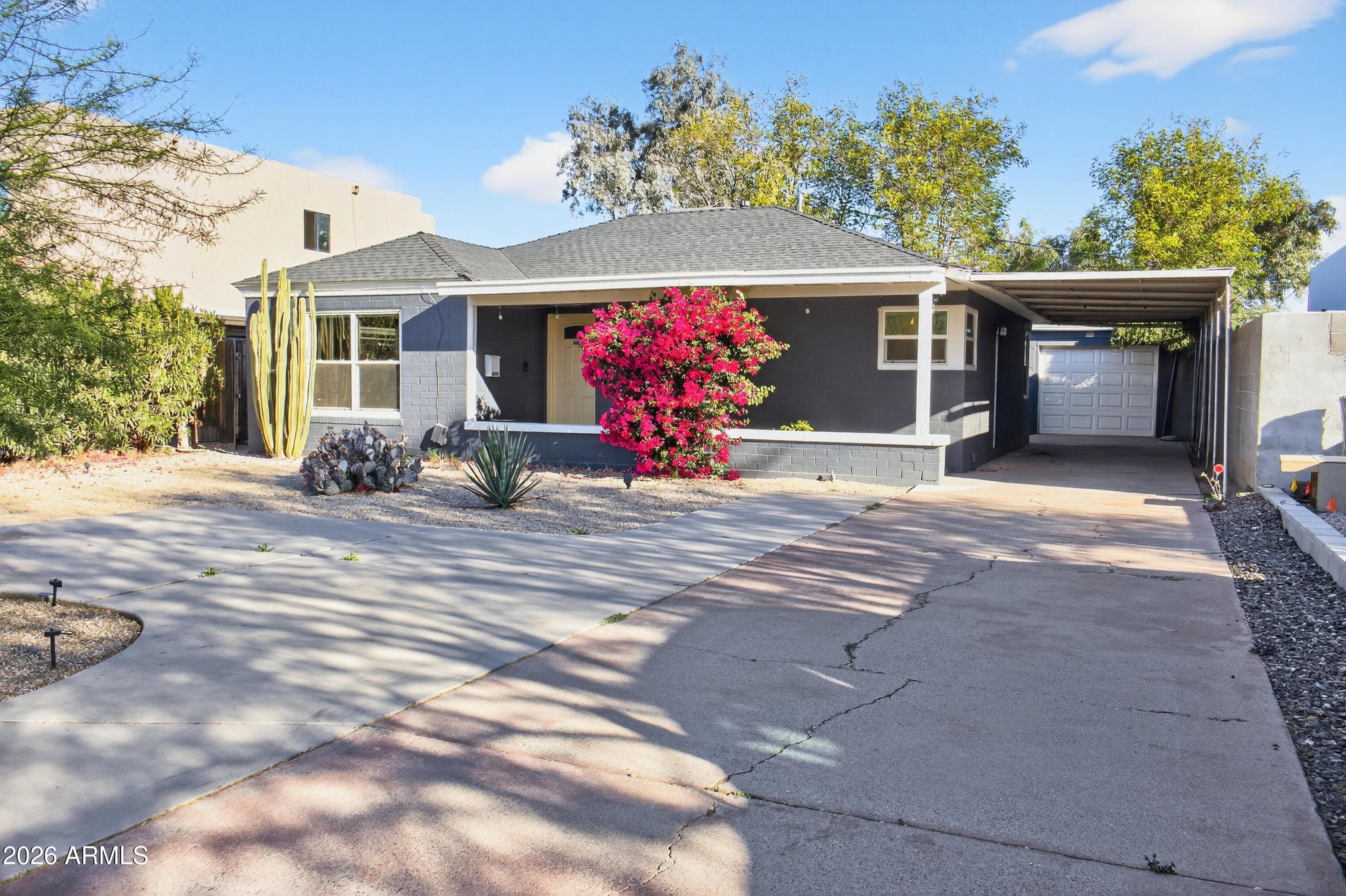 2210 E CAMBRIDGE Avenue