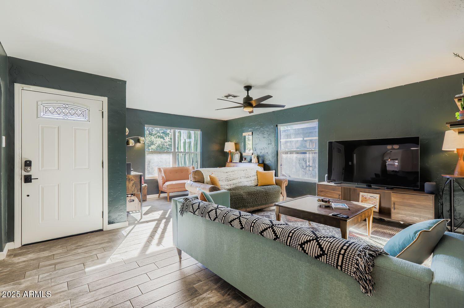 2210 E CAMBRIDGE Avenue