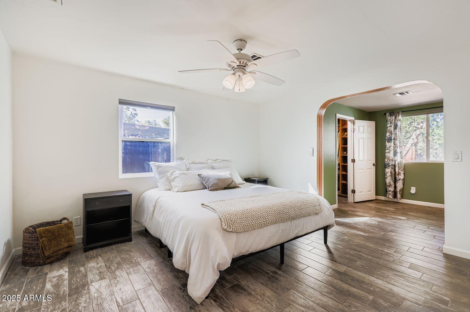 2210 E CAMBRIDGE Avenue