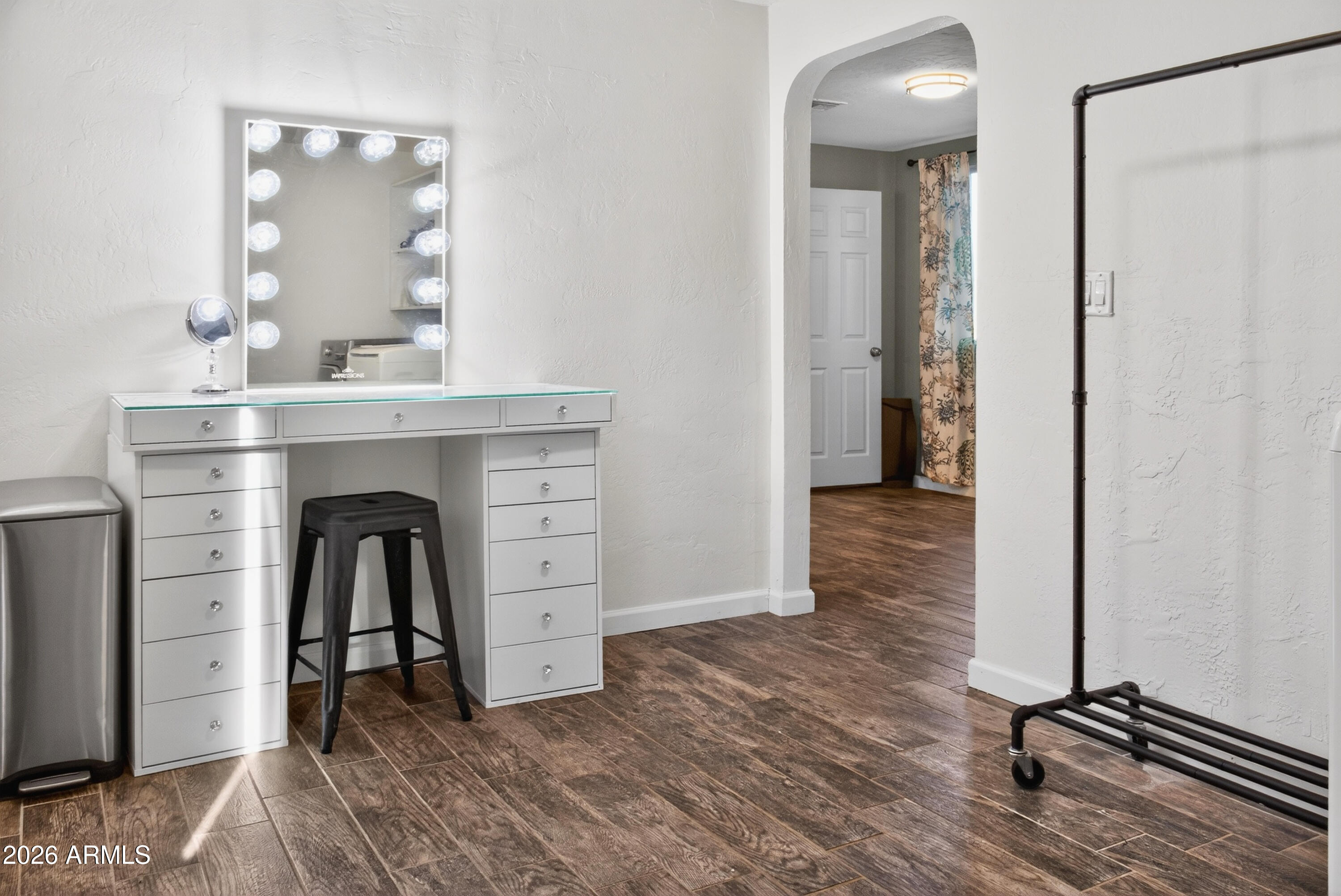 2210 E CAMBRIDGE Avenue