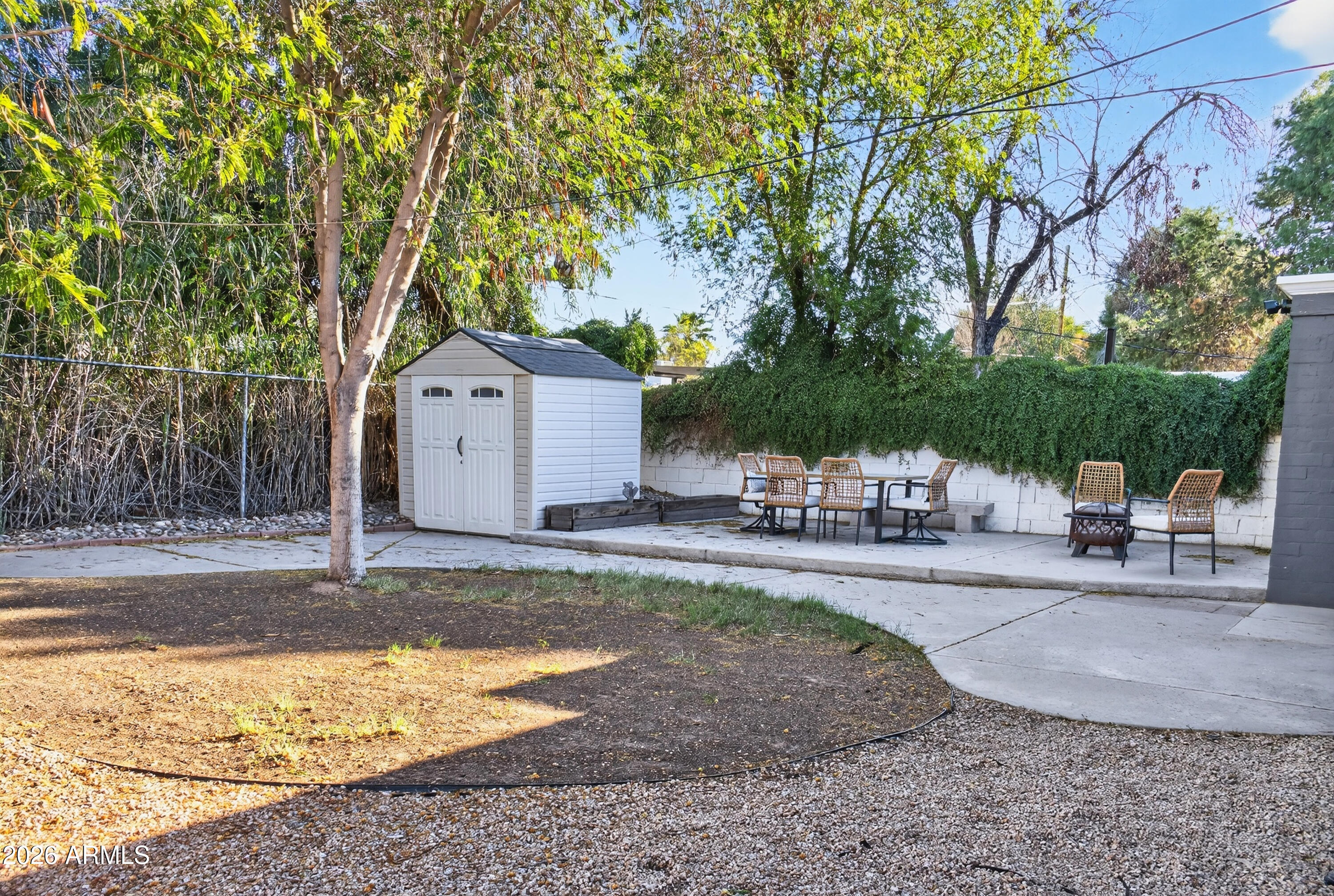 2210 E CAMBRIDGE Avenue