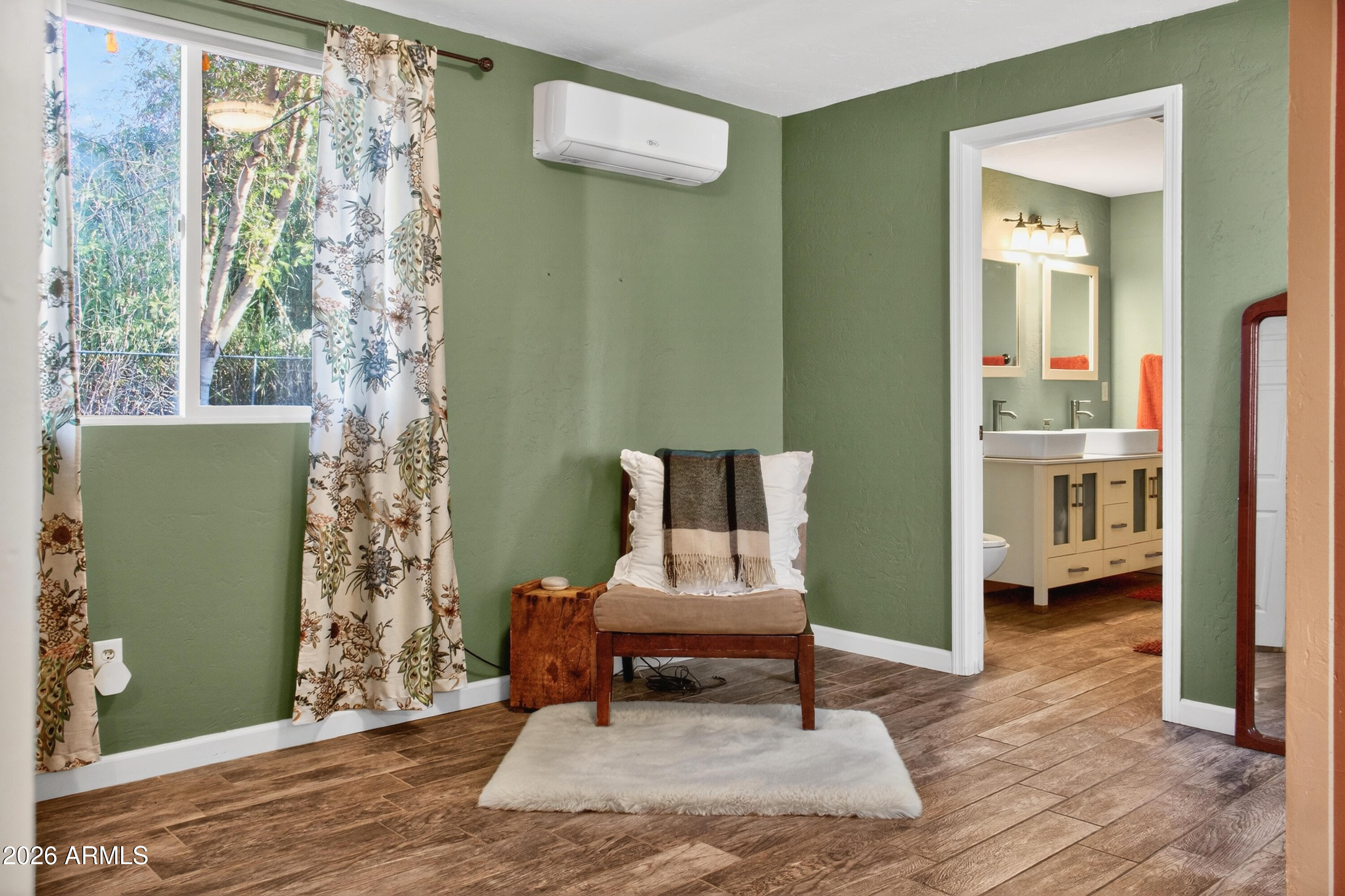 2210 E CAMBRIDGE Avenue