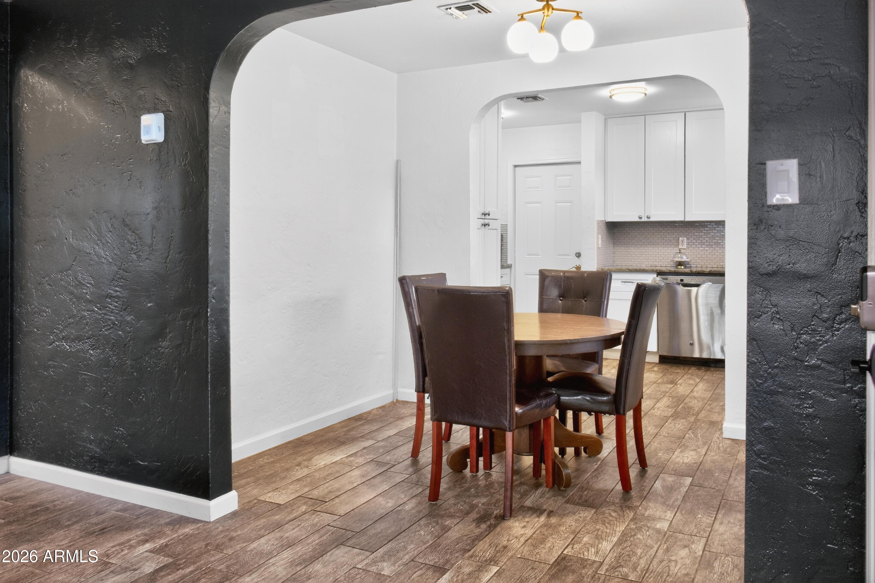 2210 E CAMBRIDGE Avenue