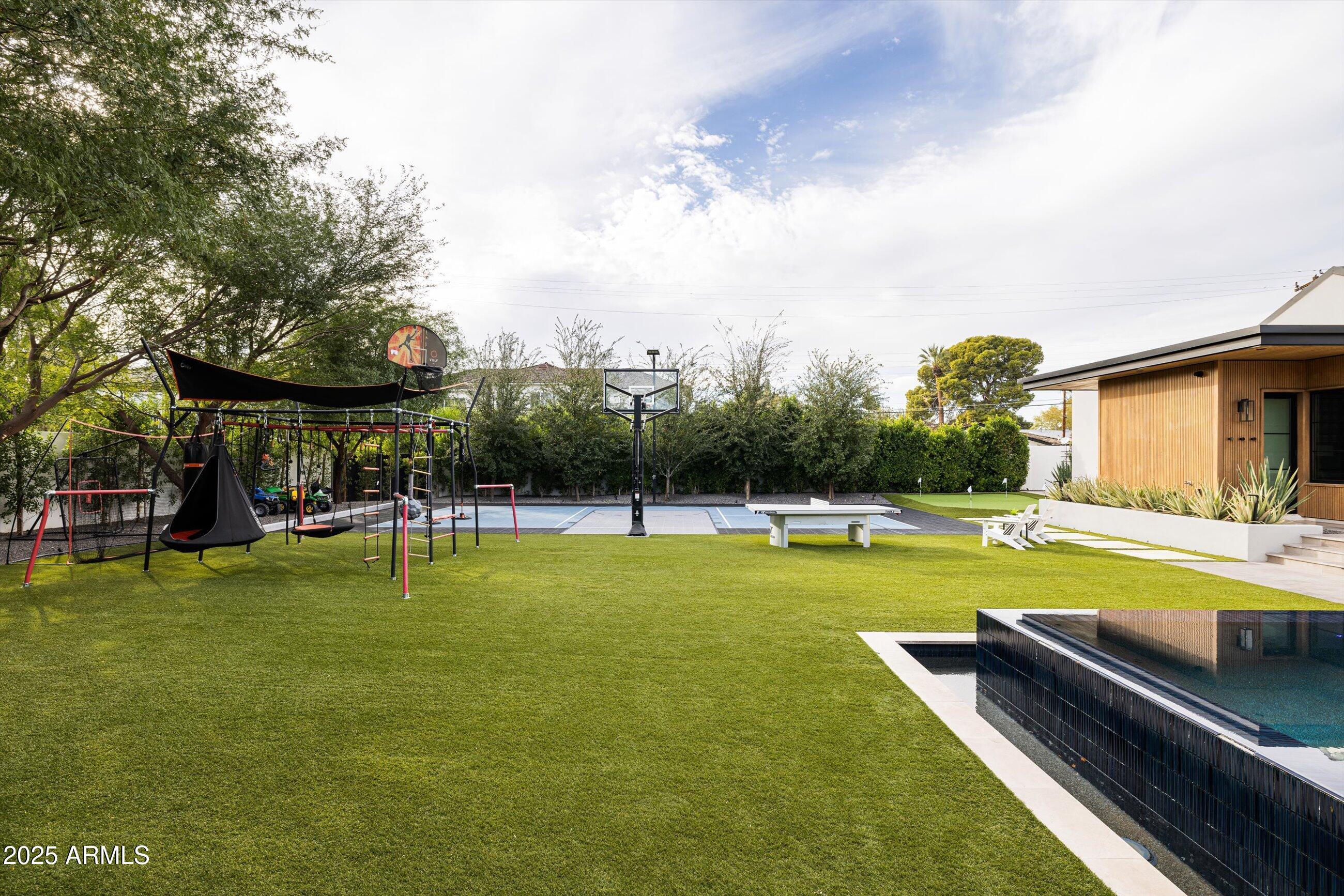 5715 E MONTEROSA Street