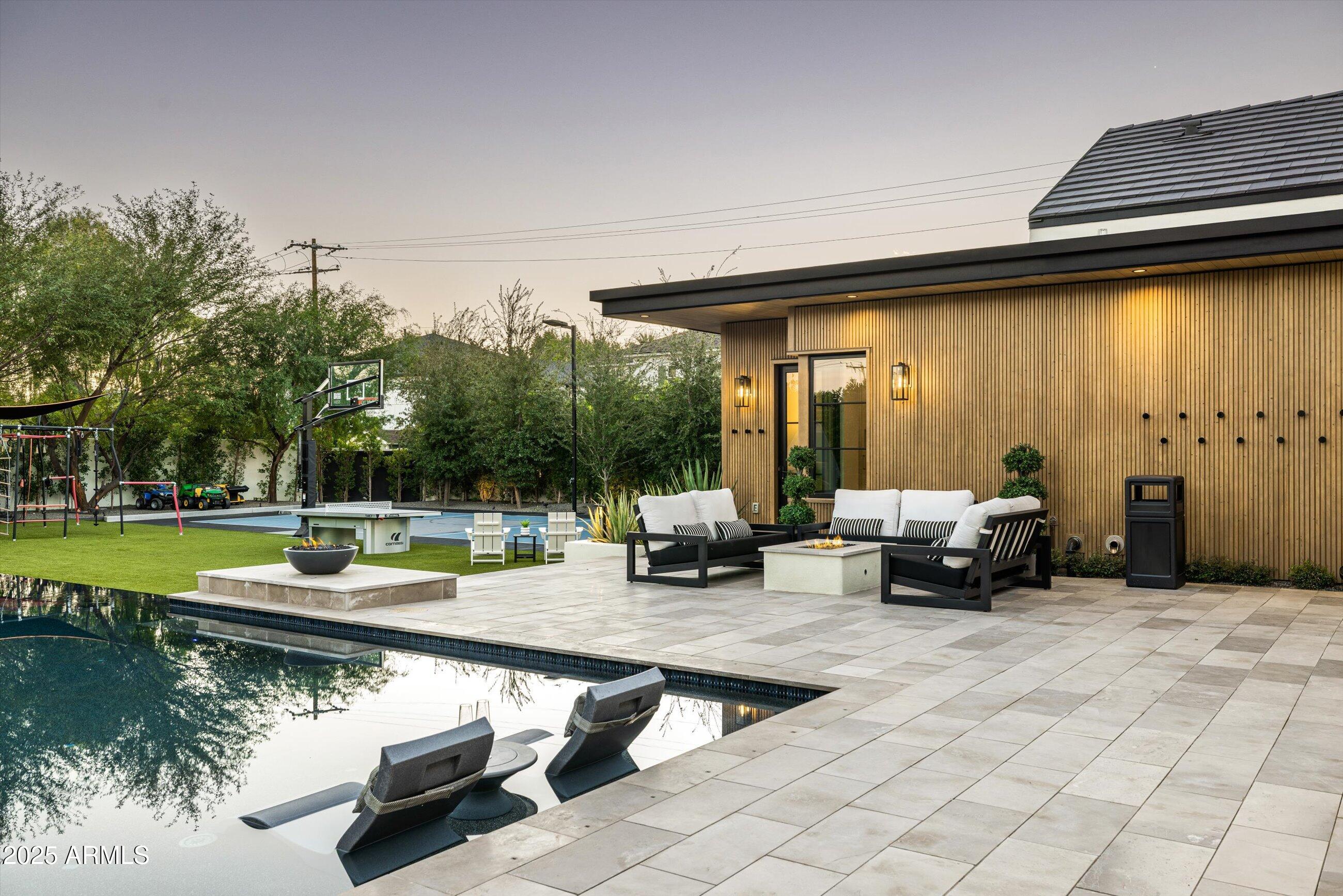 5715 E MONTEROSA Street