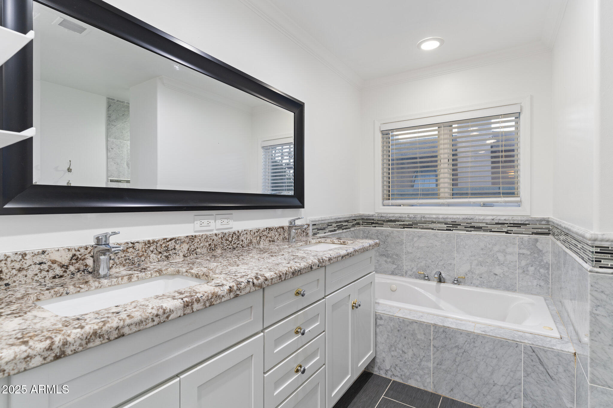 5328 E PINCHOT Avenue