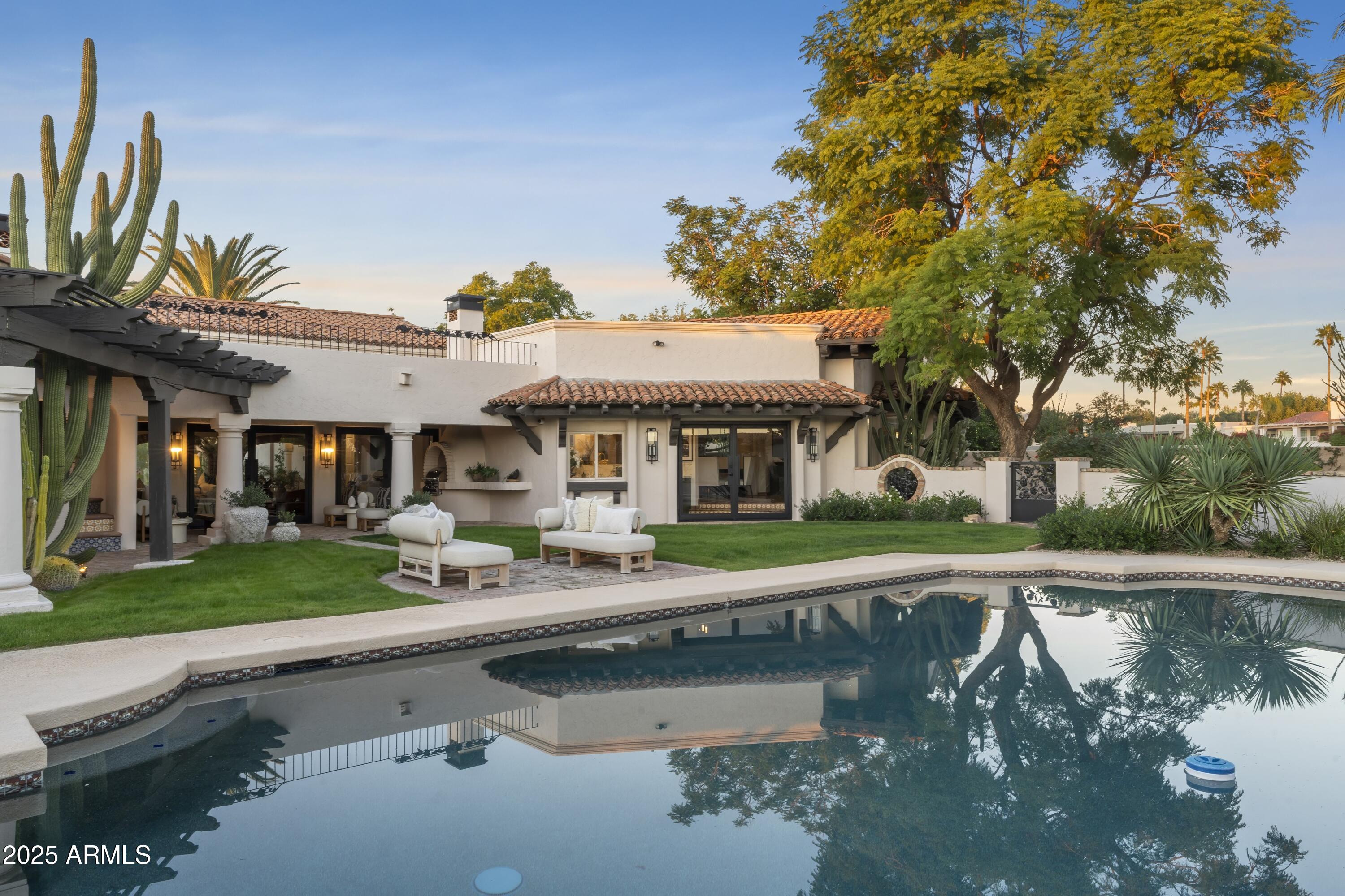 8119 E FOOTHILLS Drive