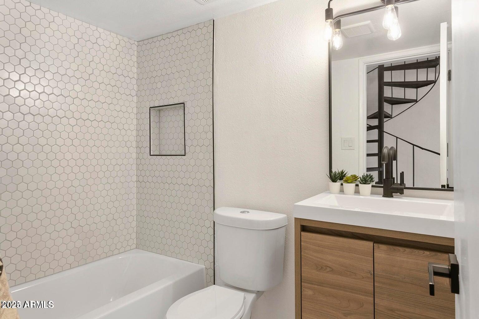 1425 E DESERT COVE Avenue 33