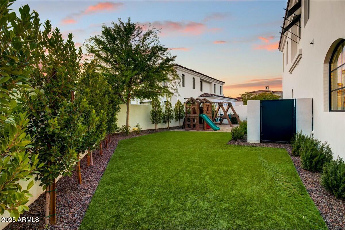 9467 E ROCKWOOD Drive