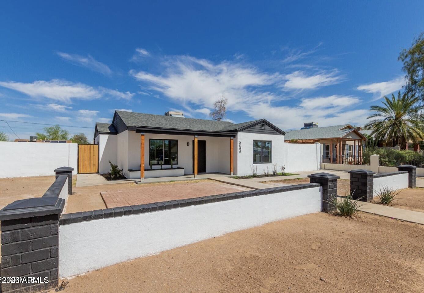 902 E FAIRMOUNT Avenue