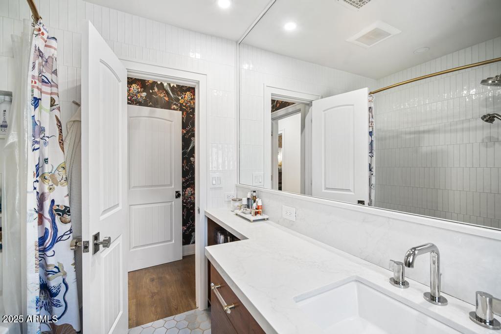 8221 E EDGEMONT Avenue