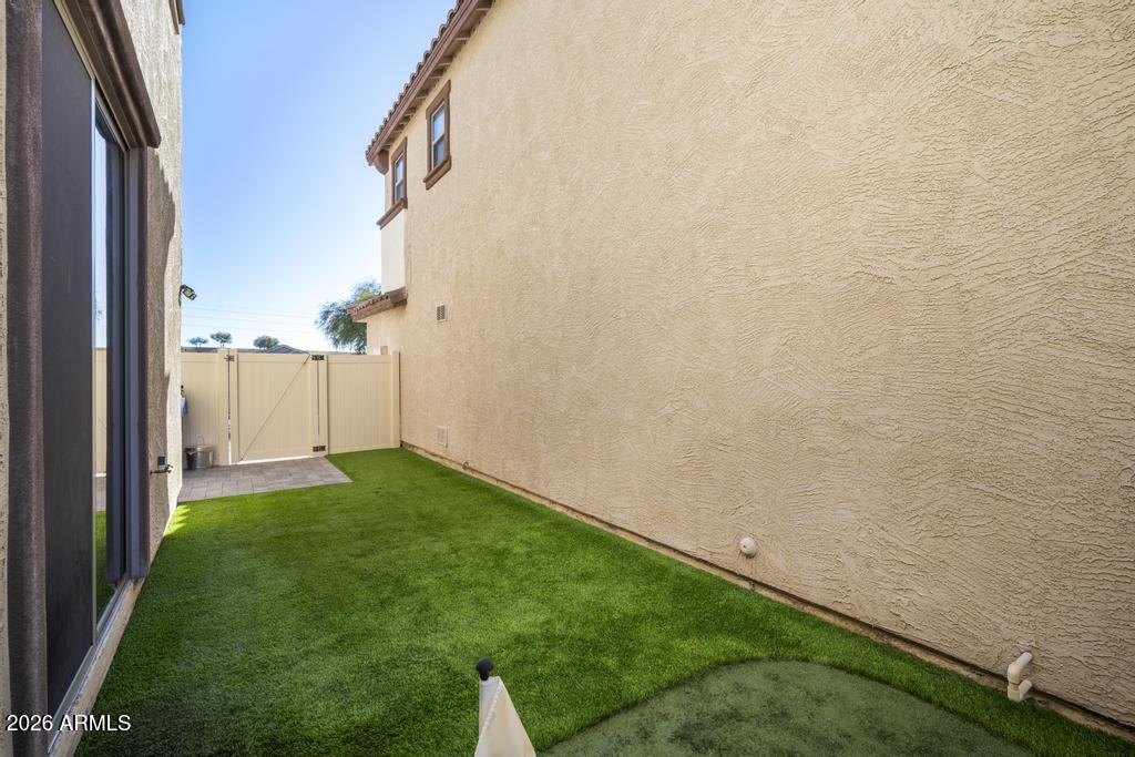 5812 E HOLMES Avenue