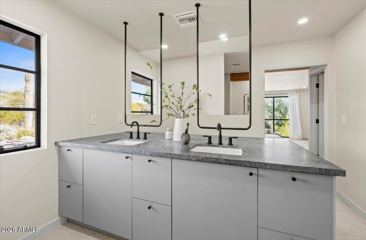 4035 E MCDONALD Drive