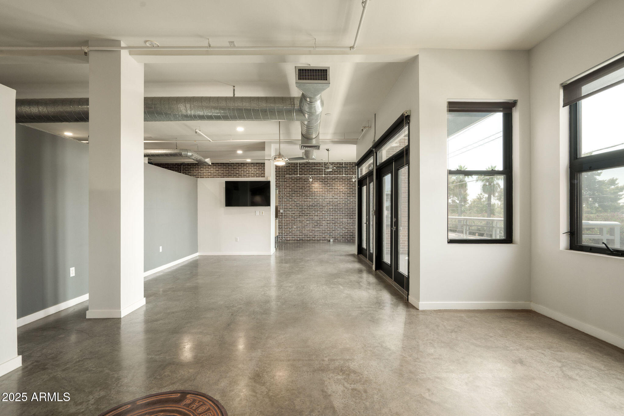 914 E OSBORN Road 202