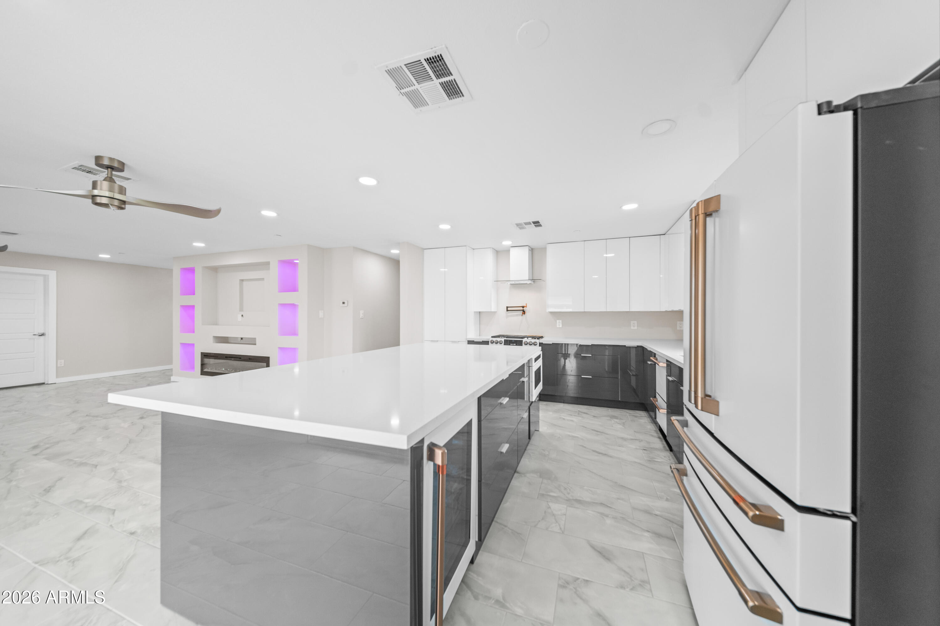 8202 E WHITTON Avenue