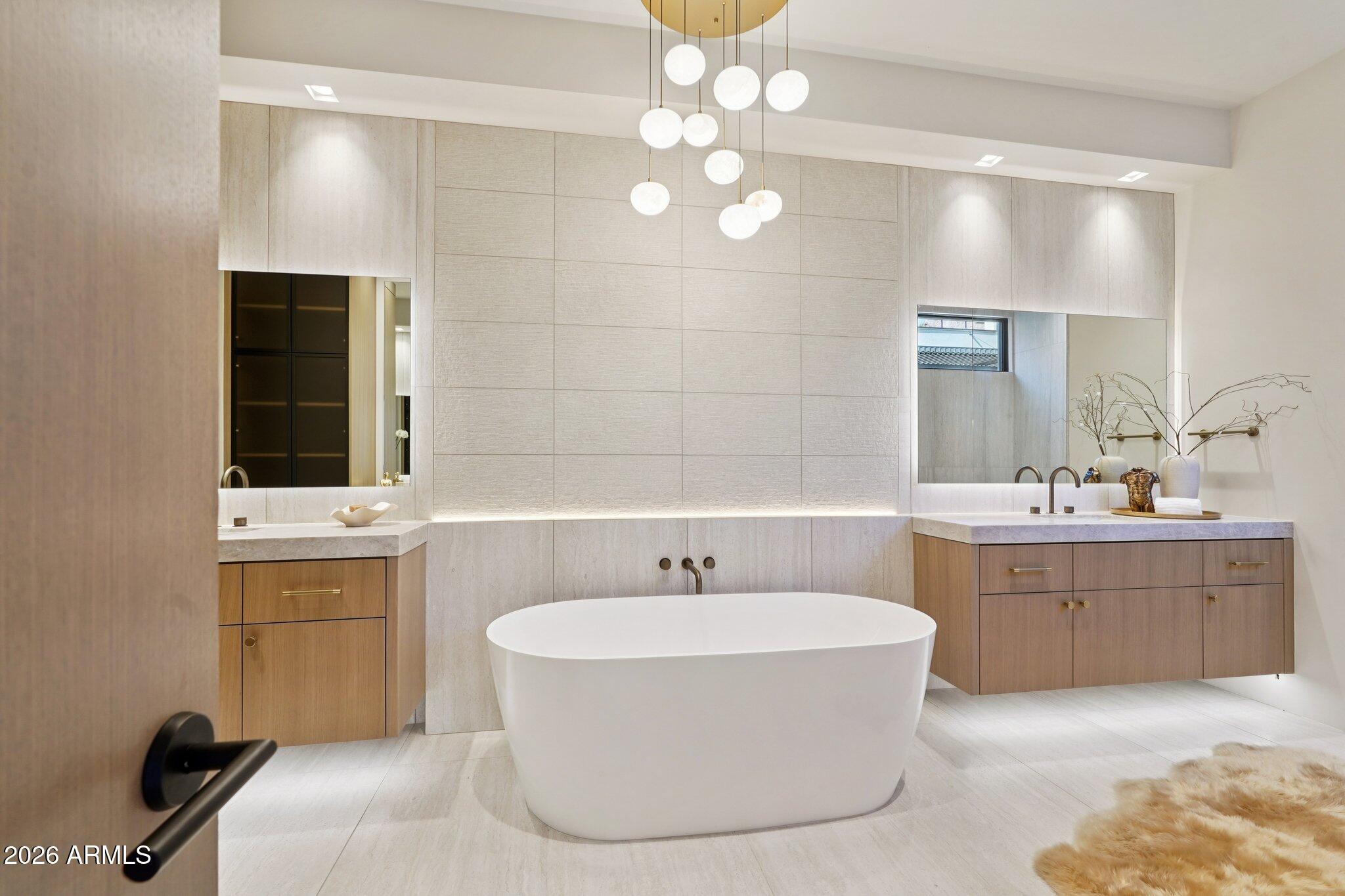 5761 N ECHO CANYON Circle