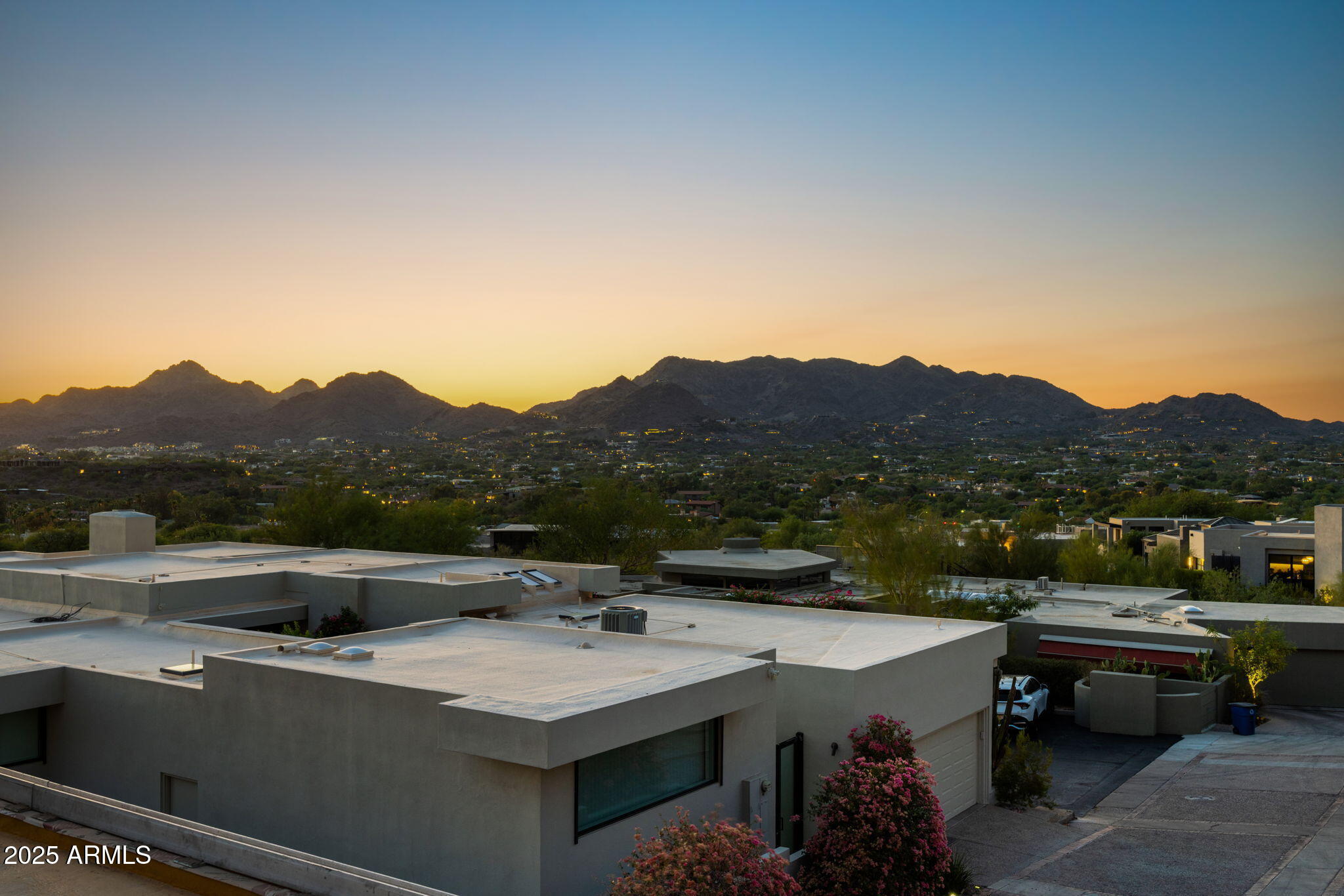 5761 N ECHO CANYON Circle
