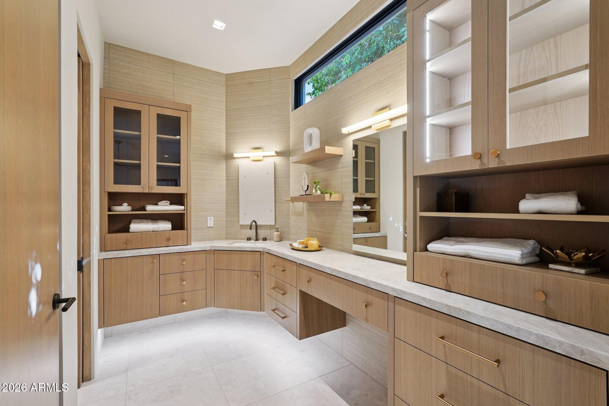 5761 N ECHO CANYON Circle