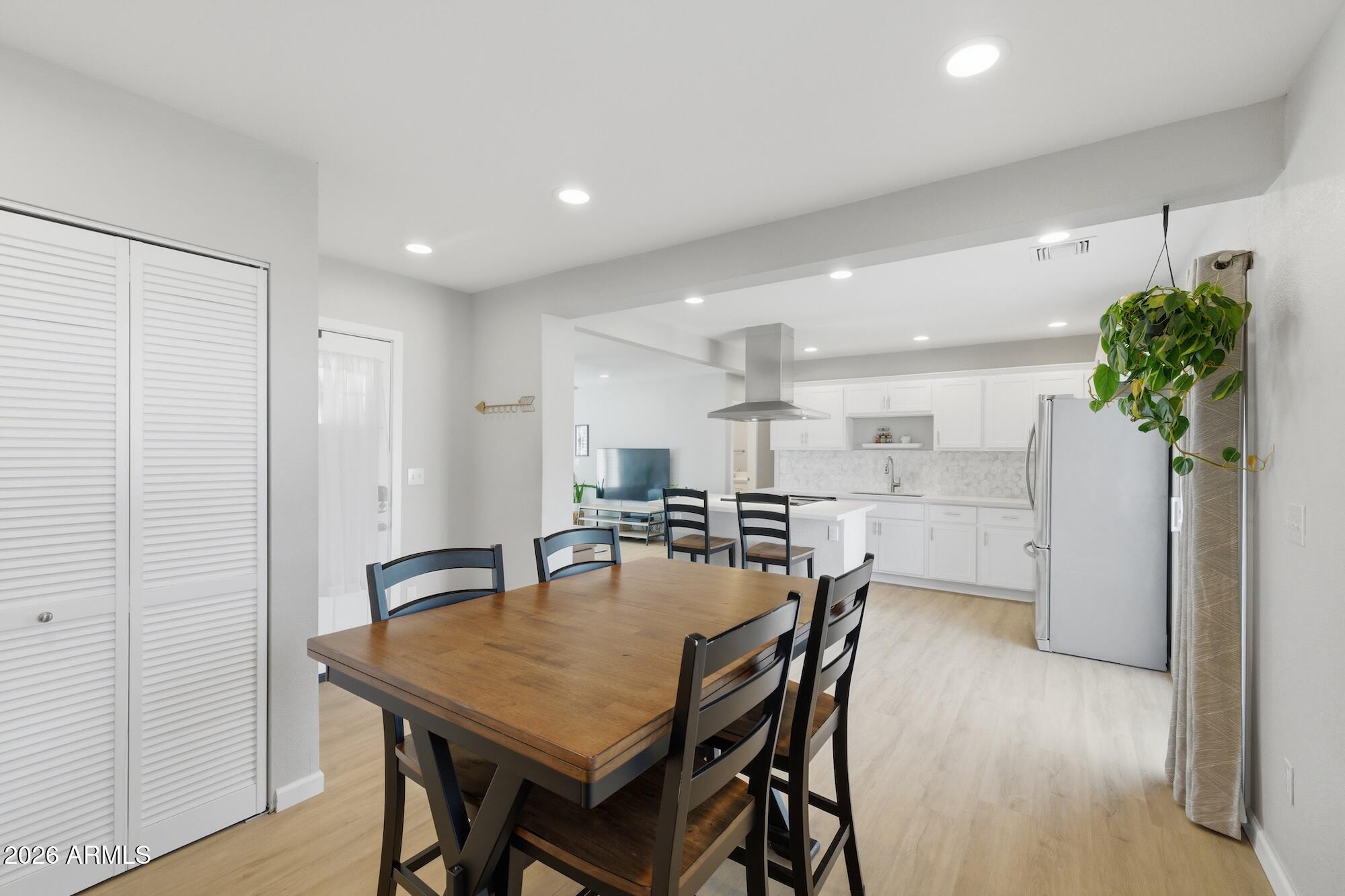 2030 E WHITTON Avenue