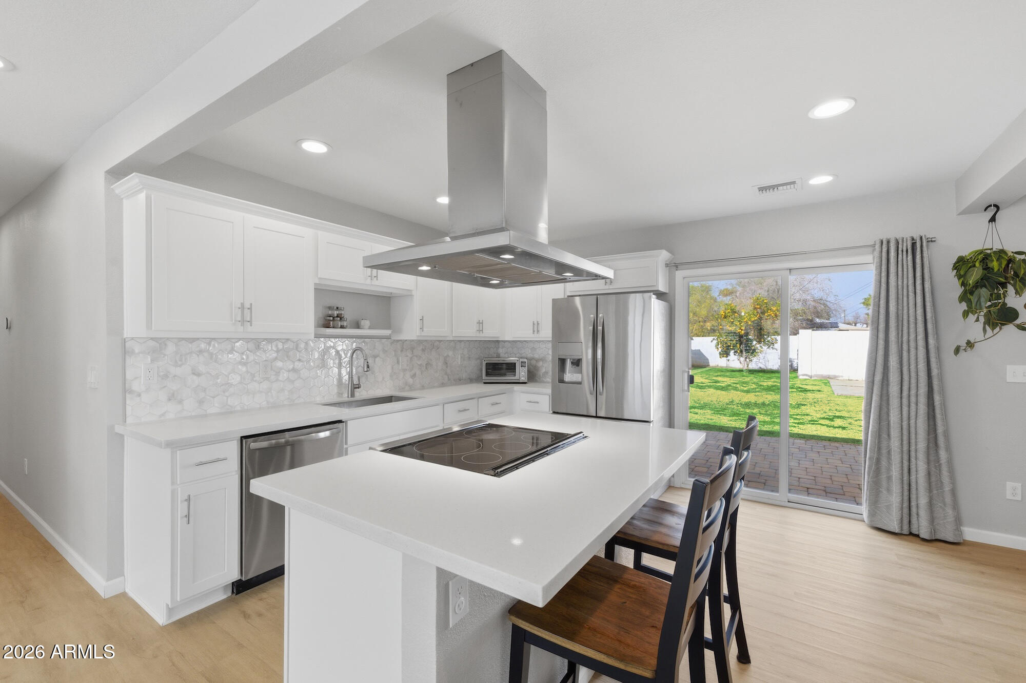 2030 E WHITTON Avenue