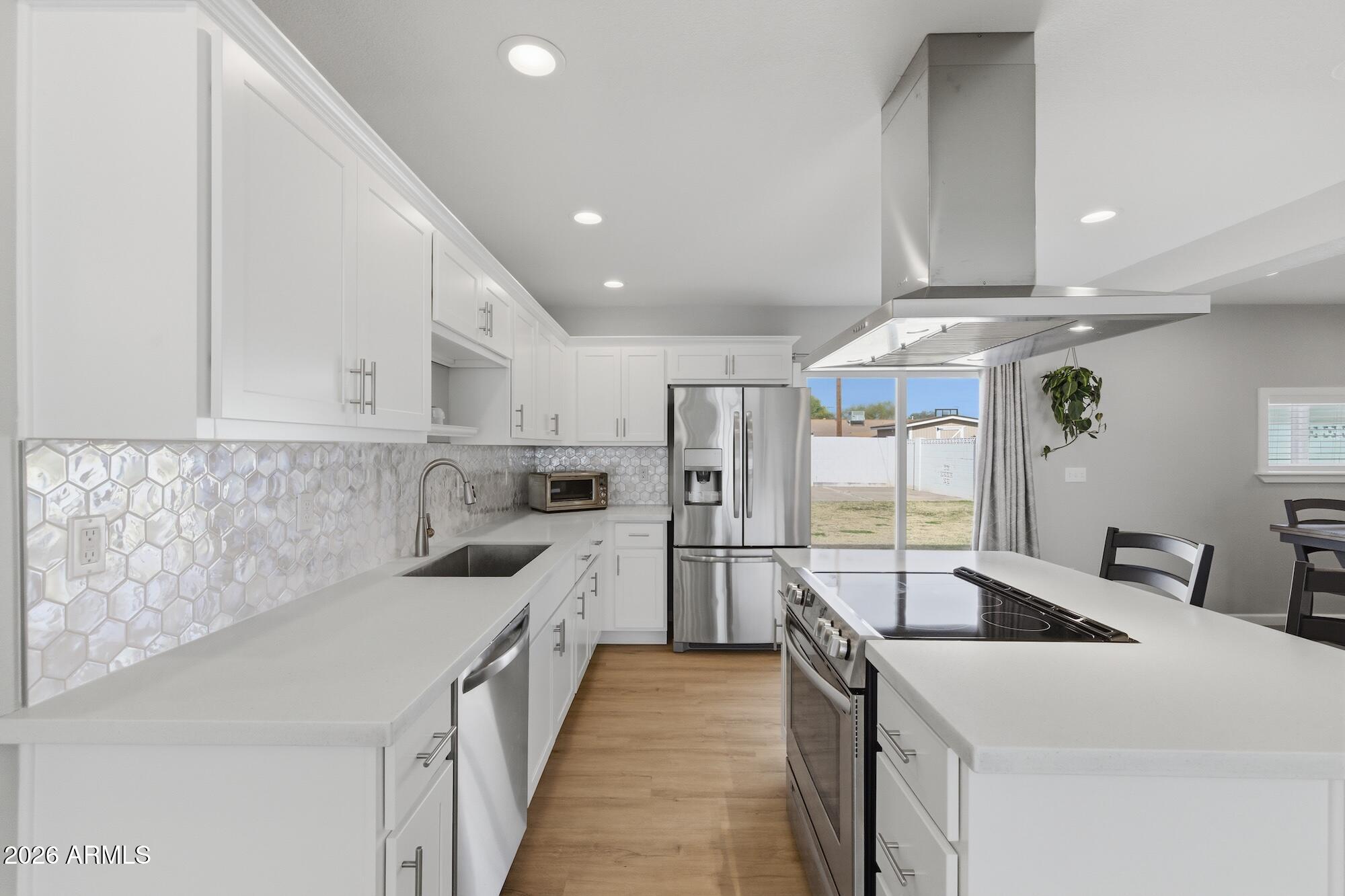 2030 E WHITTON Avenue