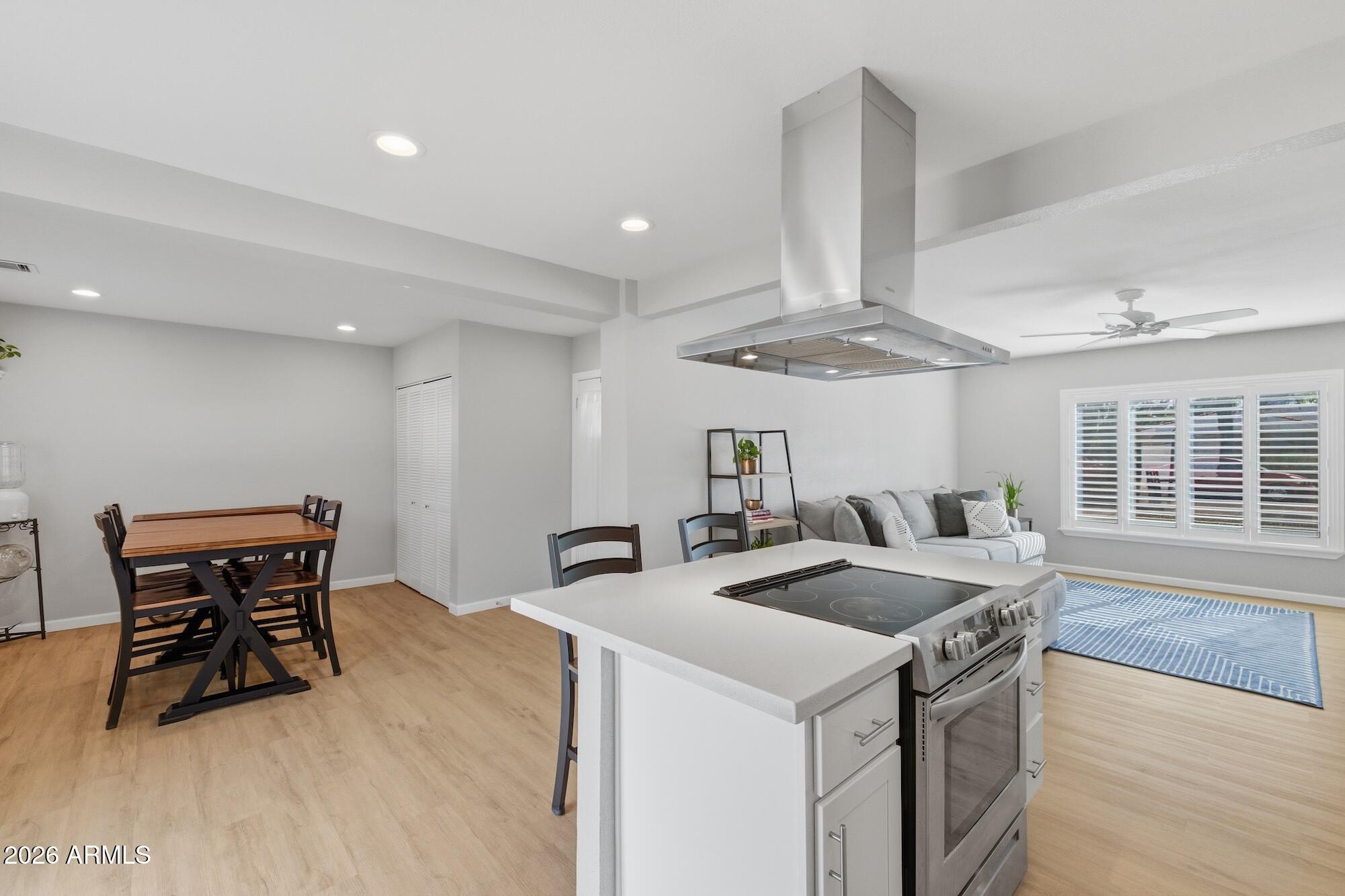 2030 E WHITTON Avenue