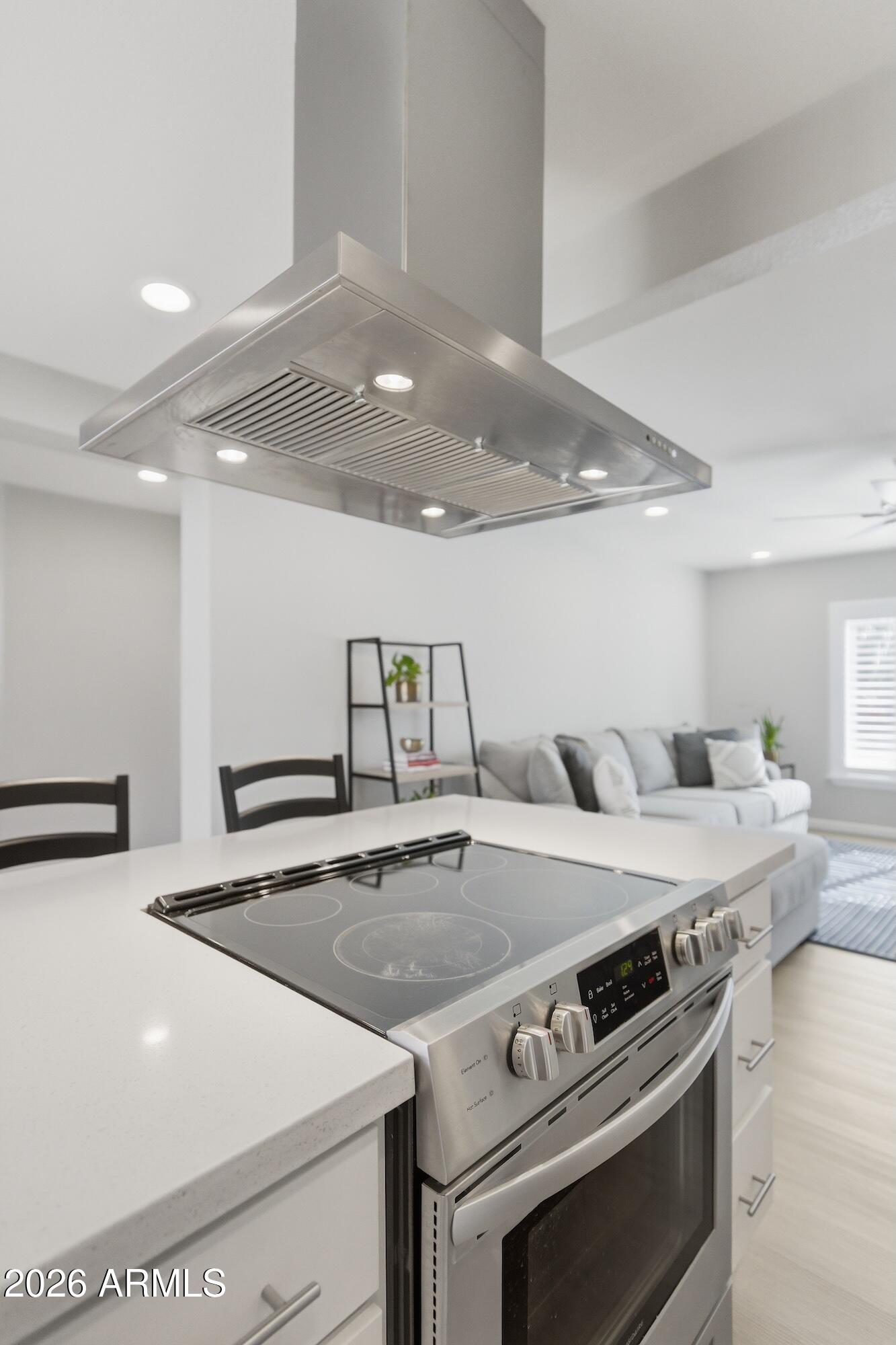 2030 E WHITTON Avenue