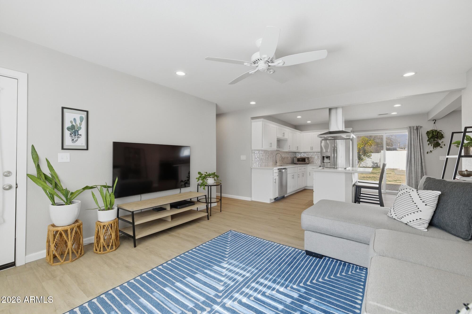 2030 E WHITTON Avenue