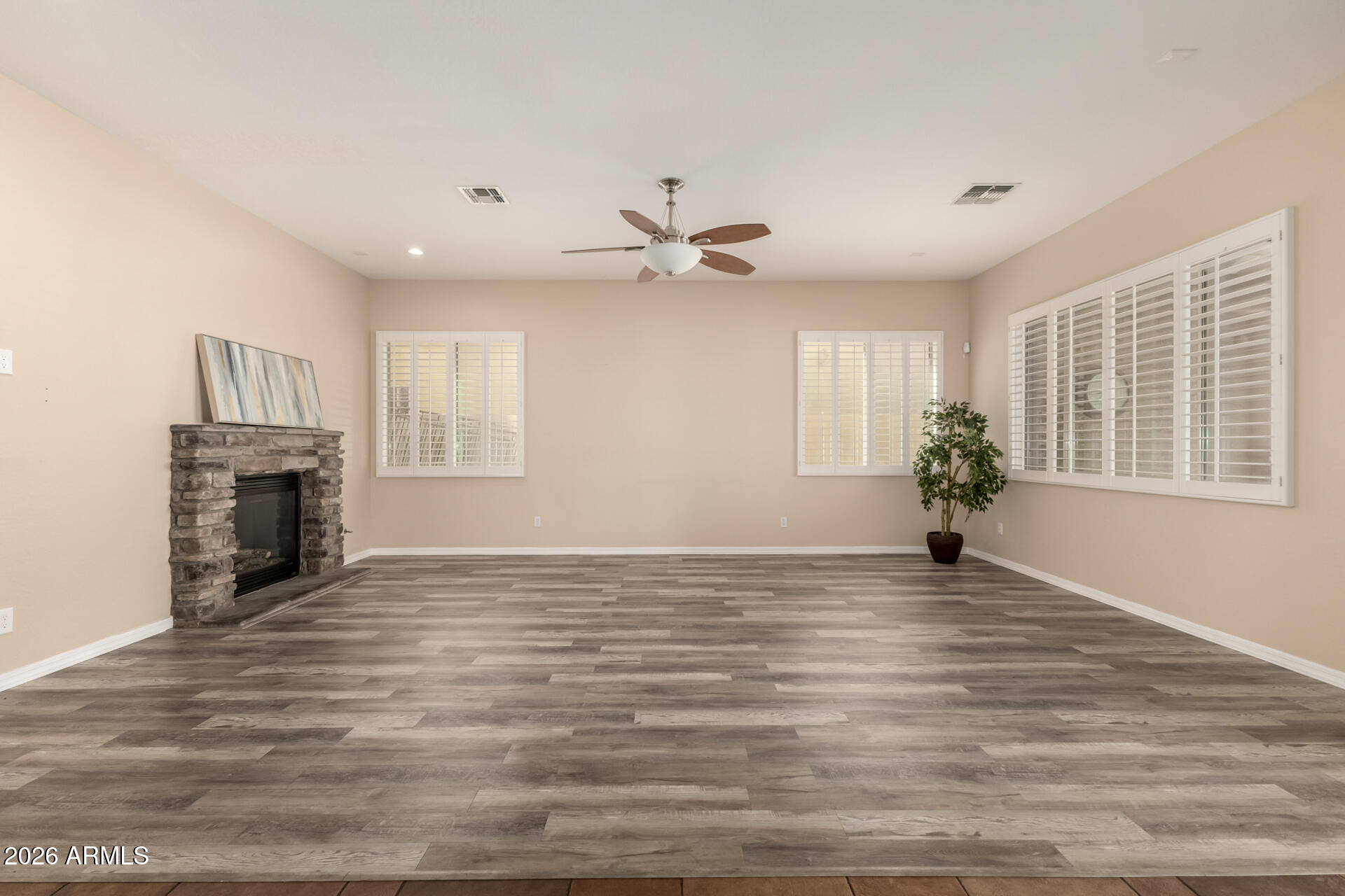 2438 E IRIS Drive