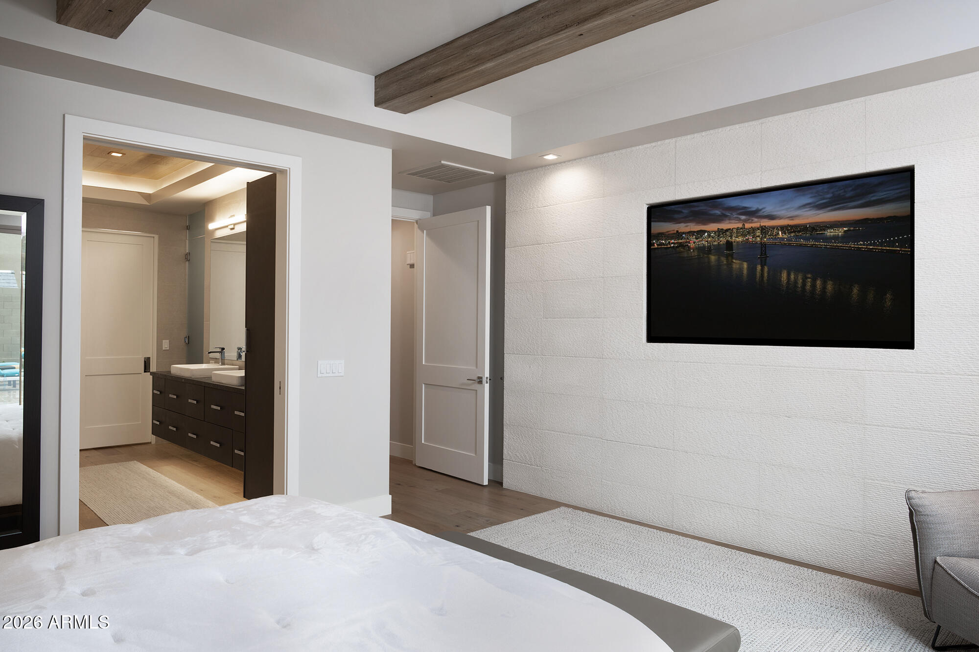 7052 E IVYGLEN Circle