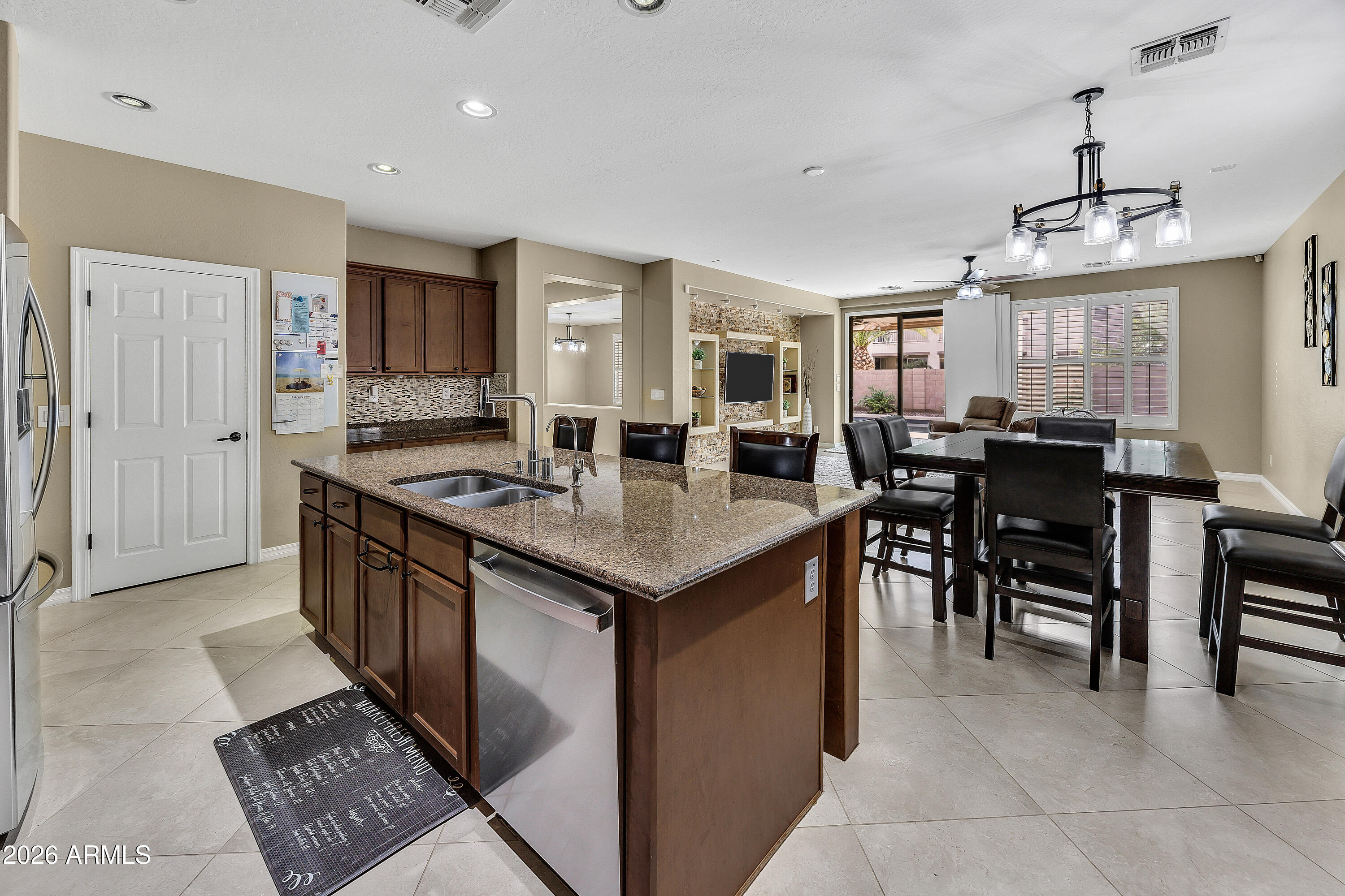 2437 E LODGEPOLE Drive