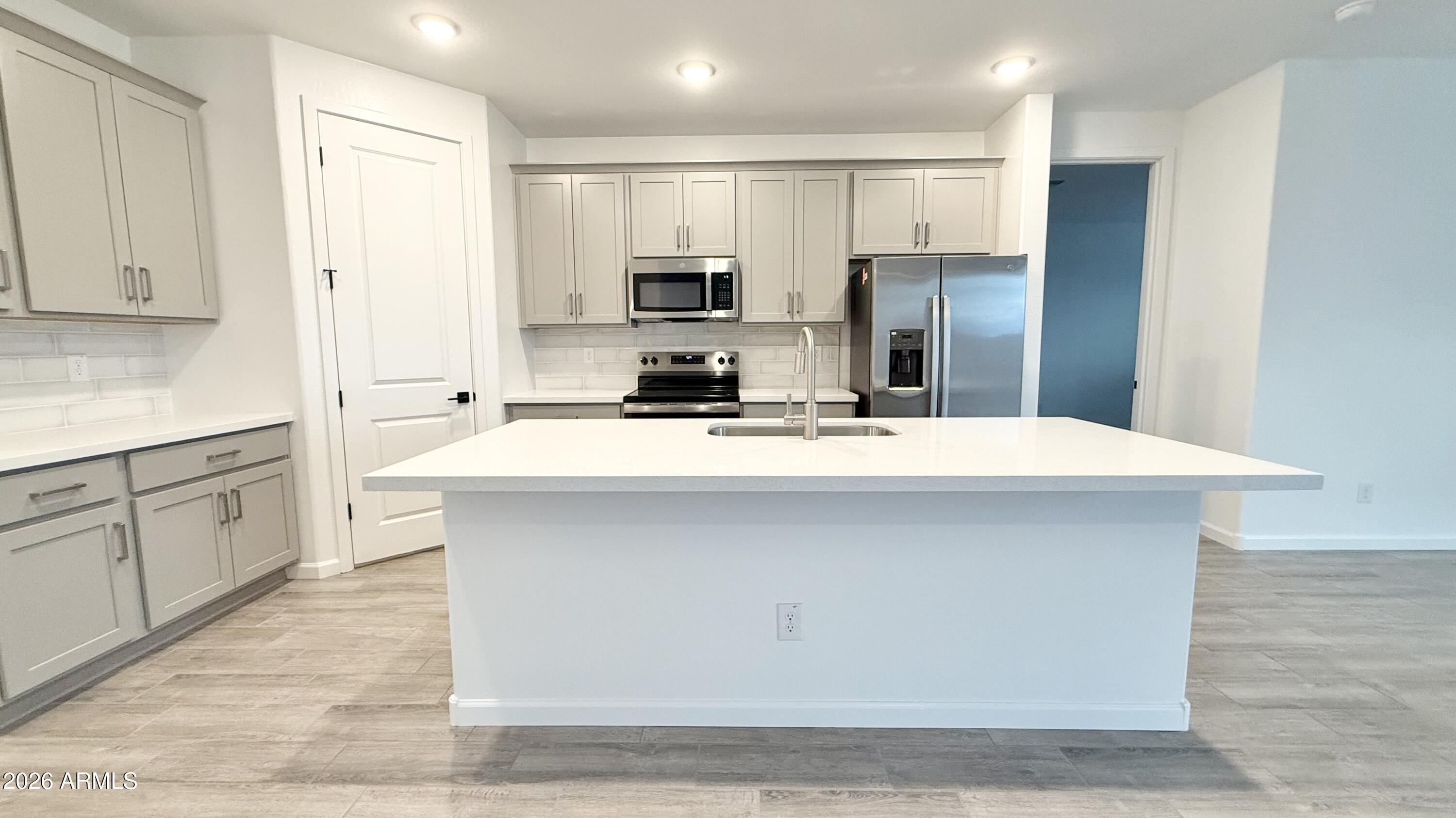 9549 W TAMARISK Avenue