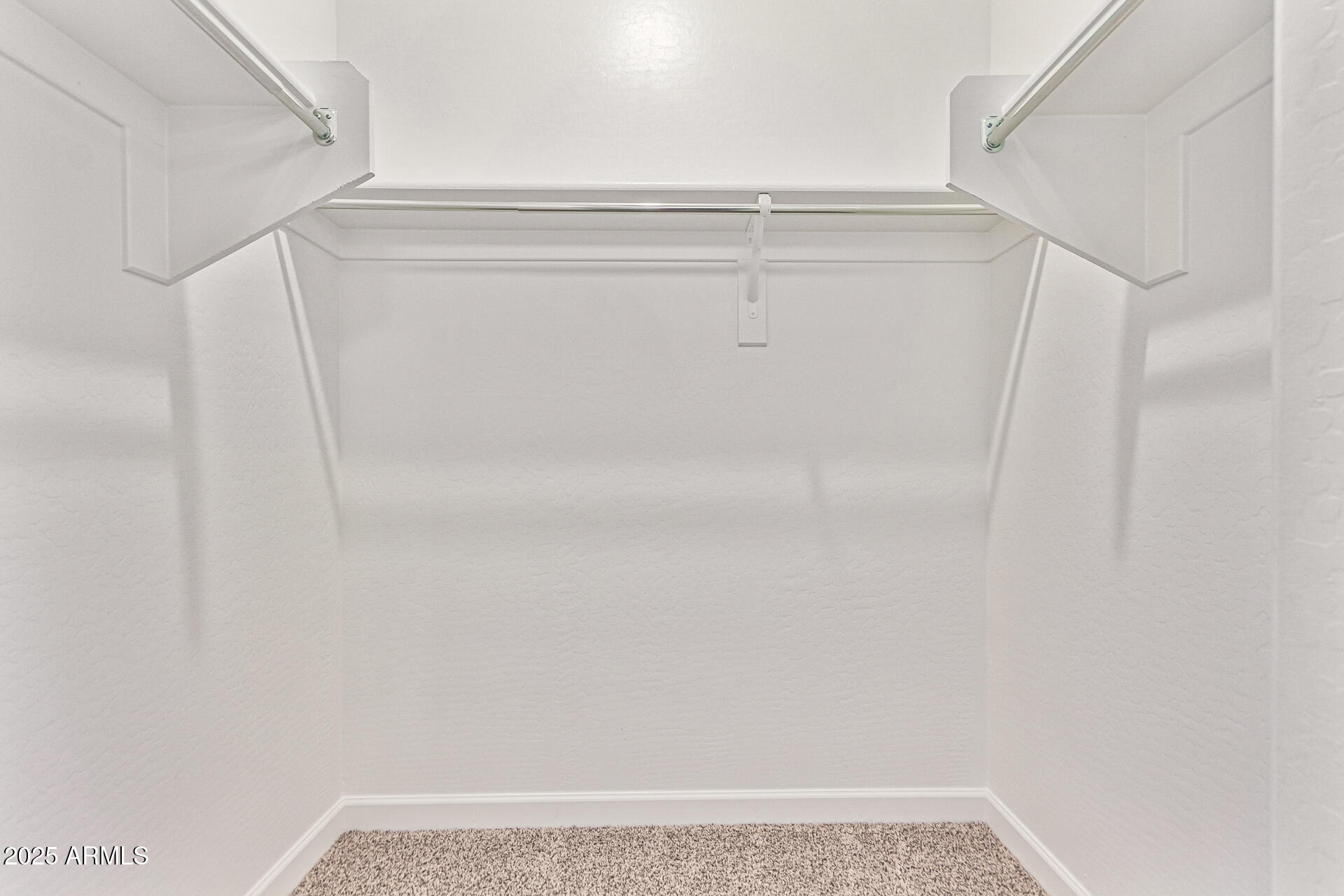 707 W HARTFORD Avenue