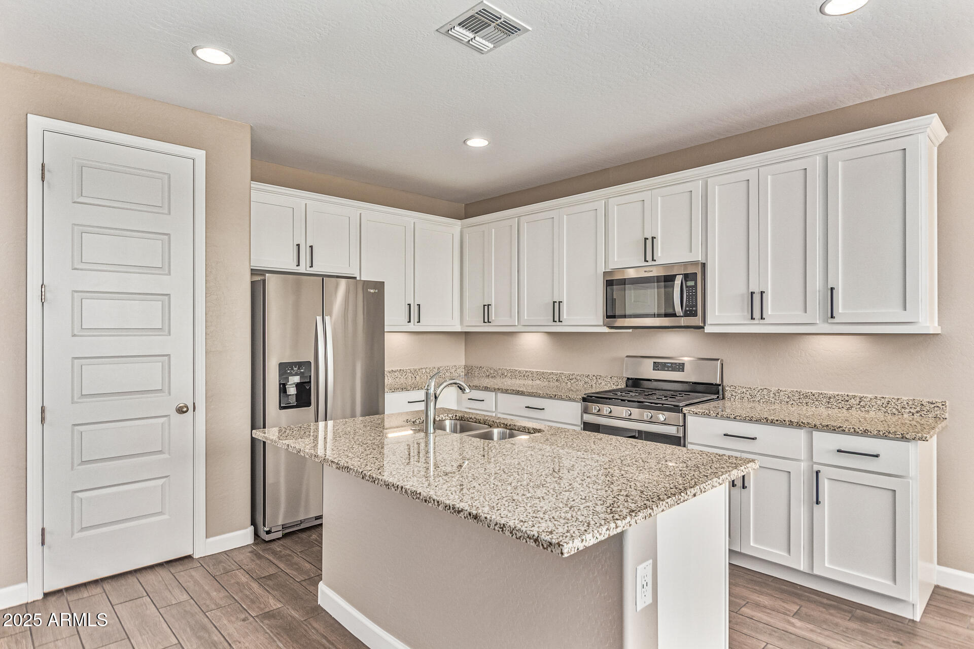 707 W HARTFORD Avenue