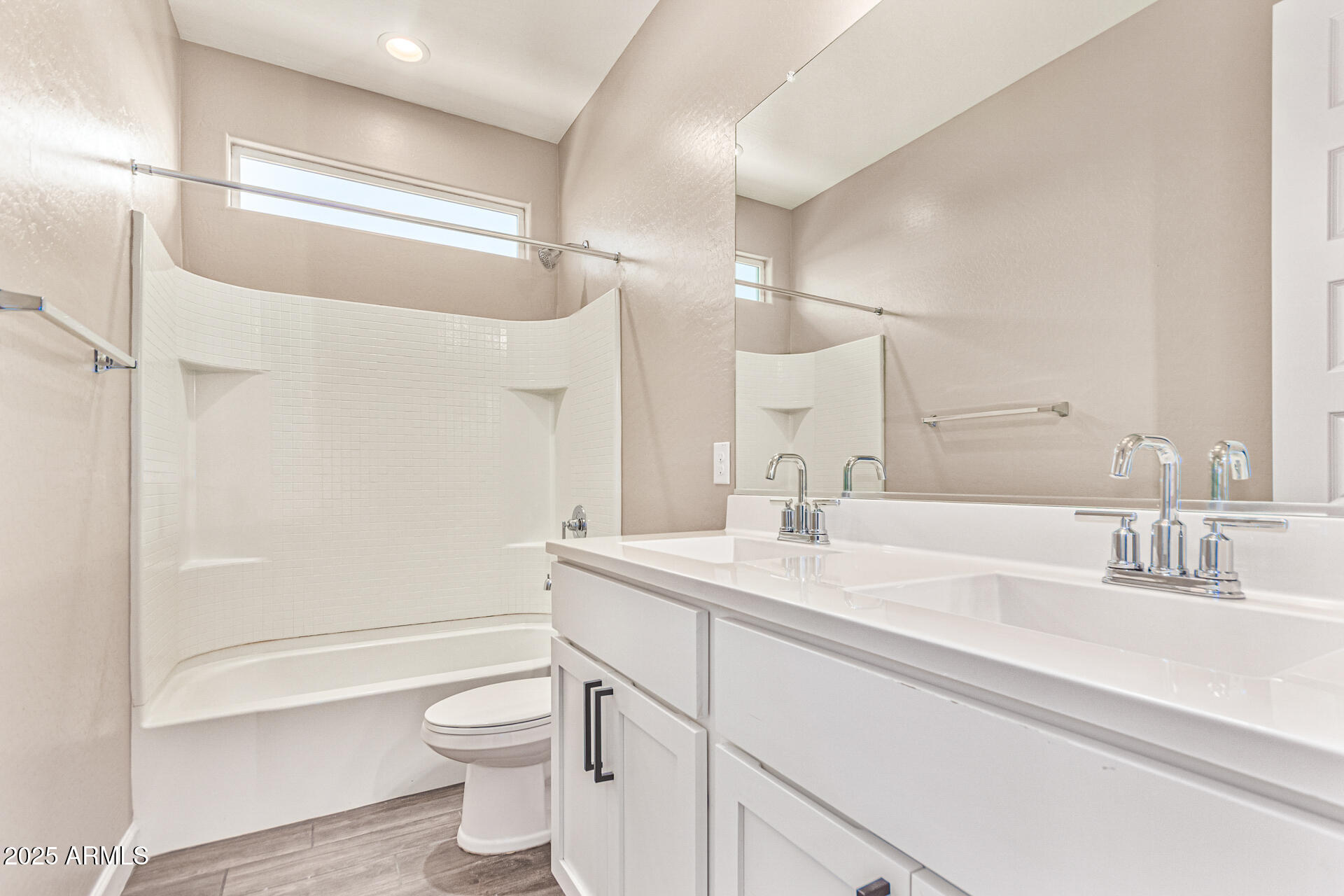 707 W HARTFORD Avenue