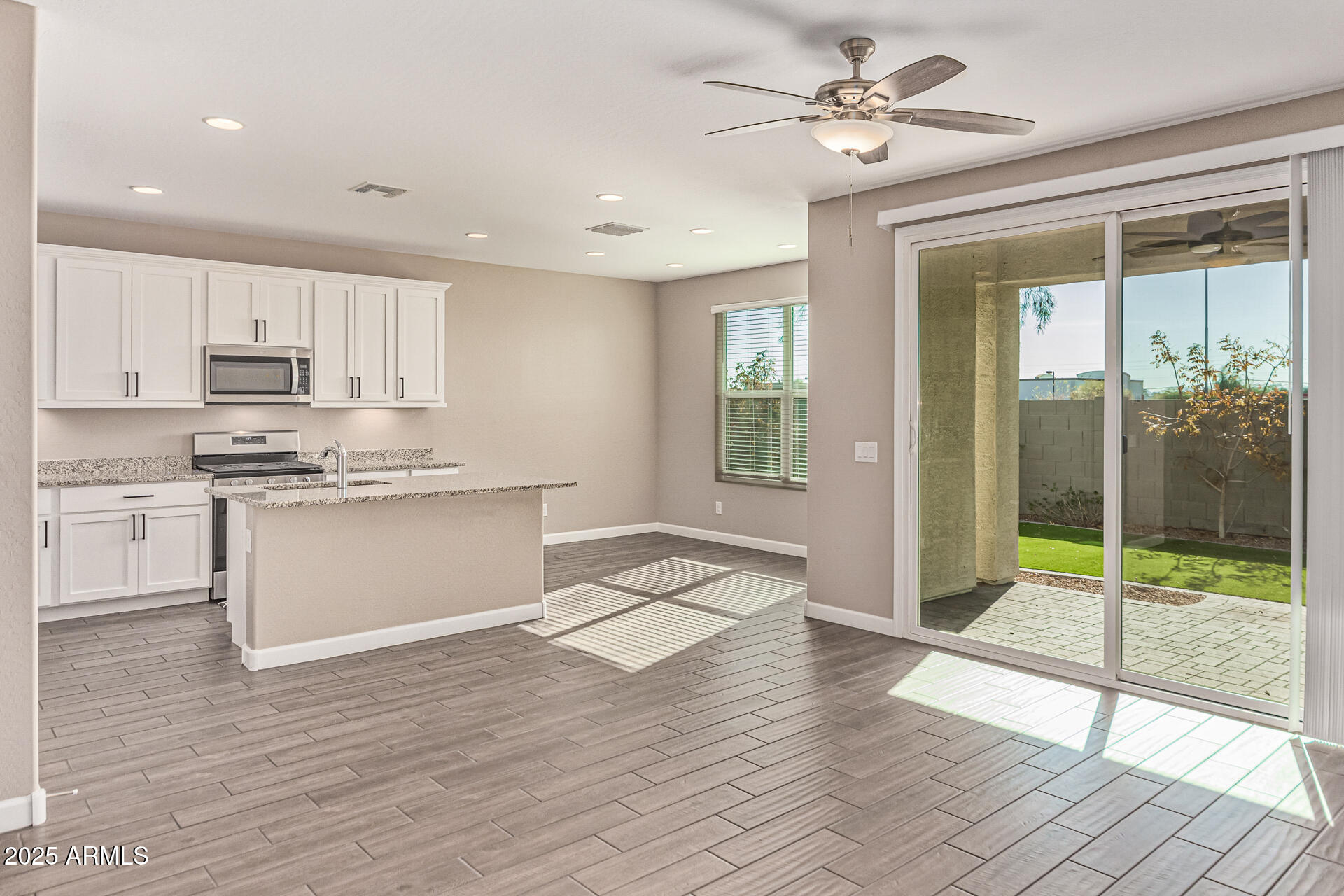 707 W HARTFORD Avenue