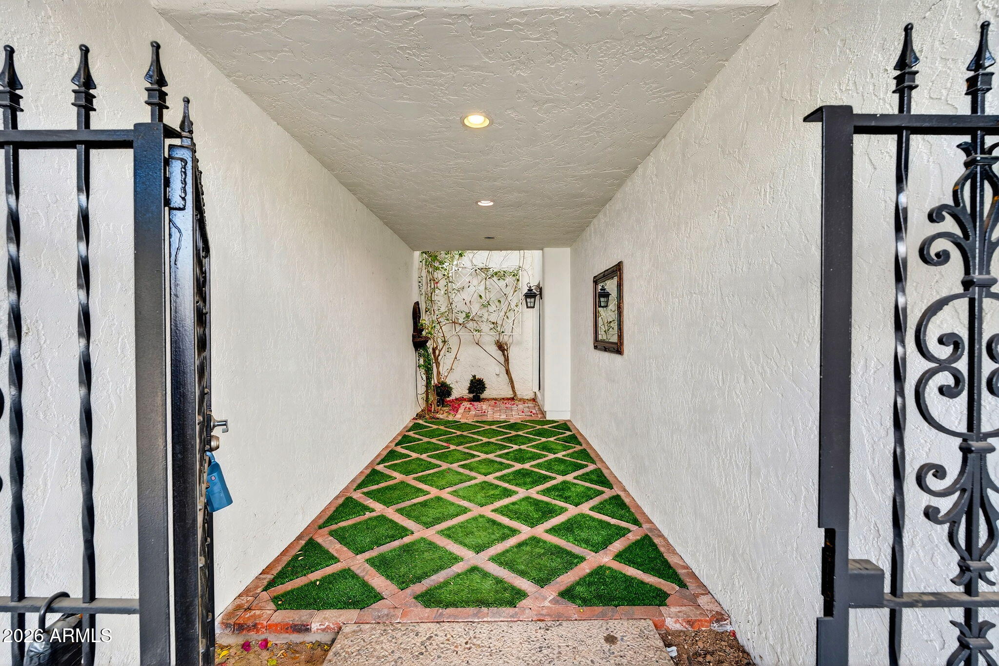 77 E MISSOURI Avenue 27