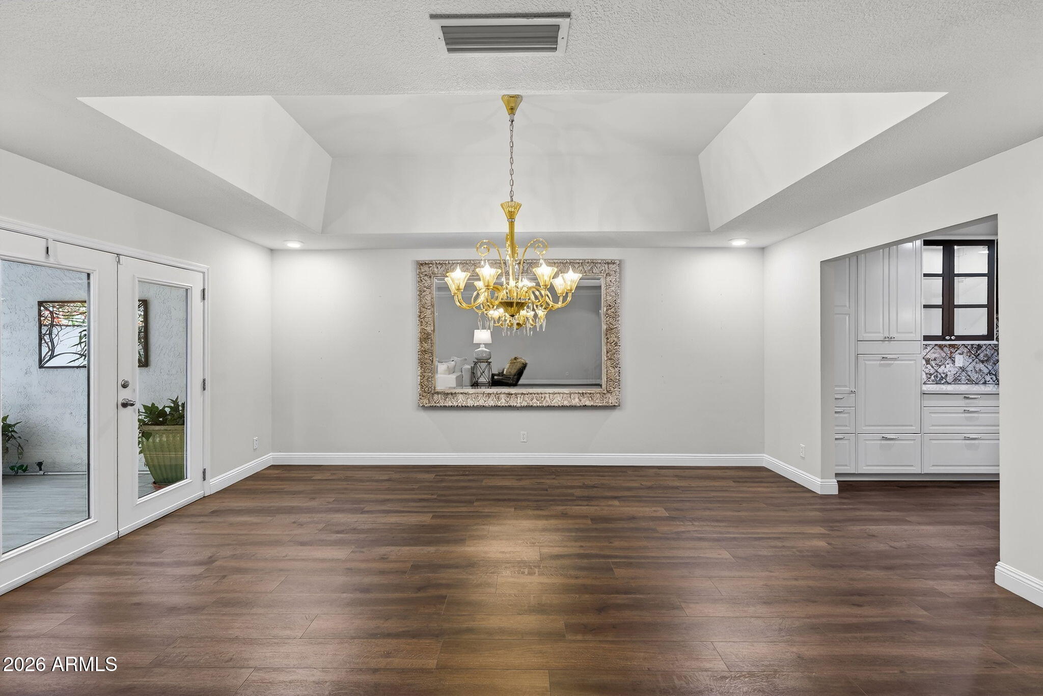 77 E MISSOURI Avenue 27