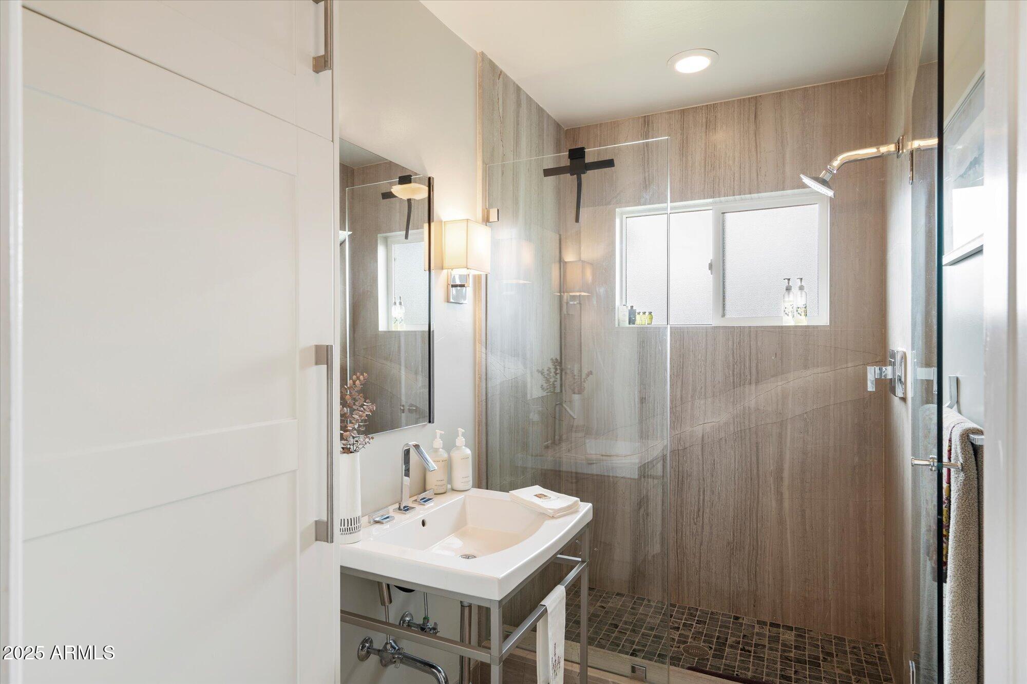 3328 E TURNEY Avenue