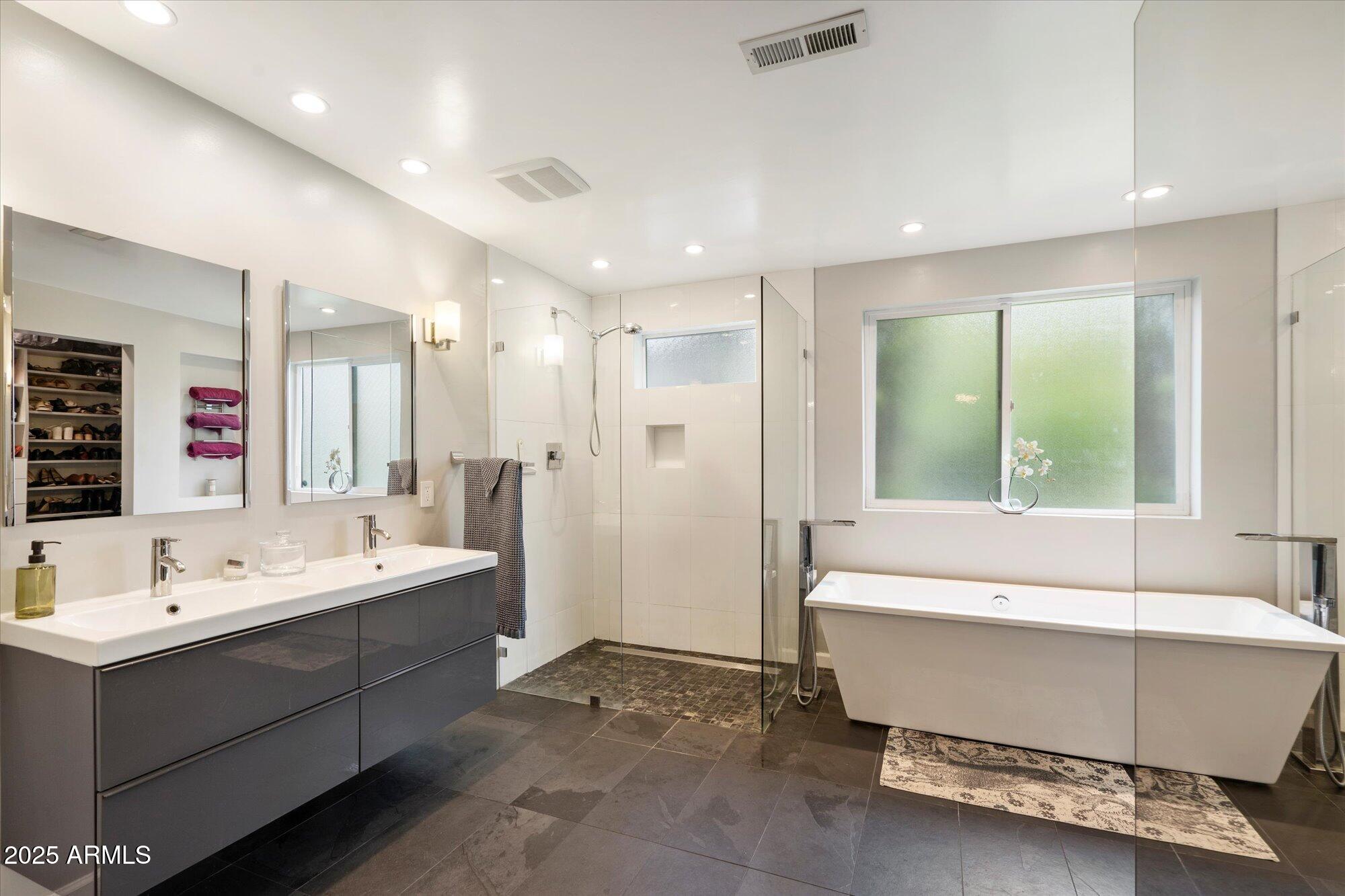 3328 E TURNEY Avenue