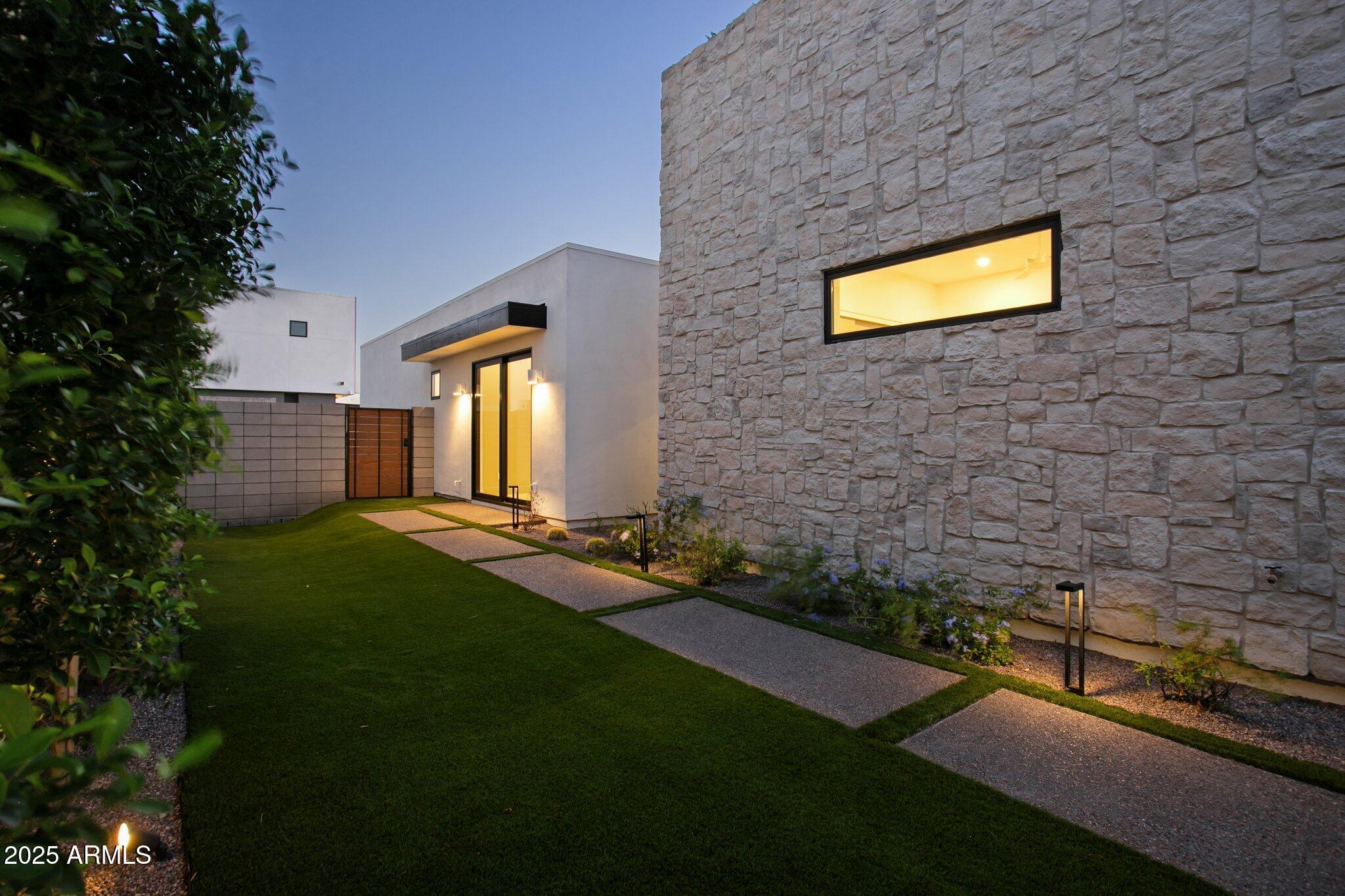 1830 E PALMAIRE Avenue