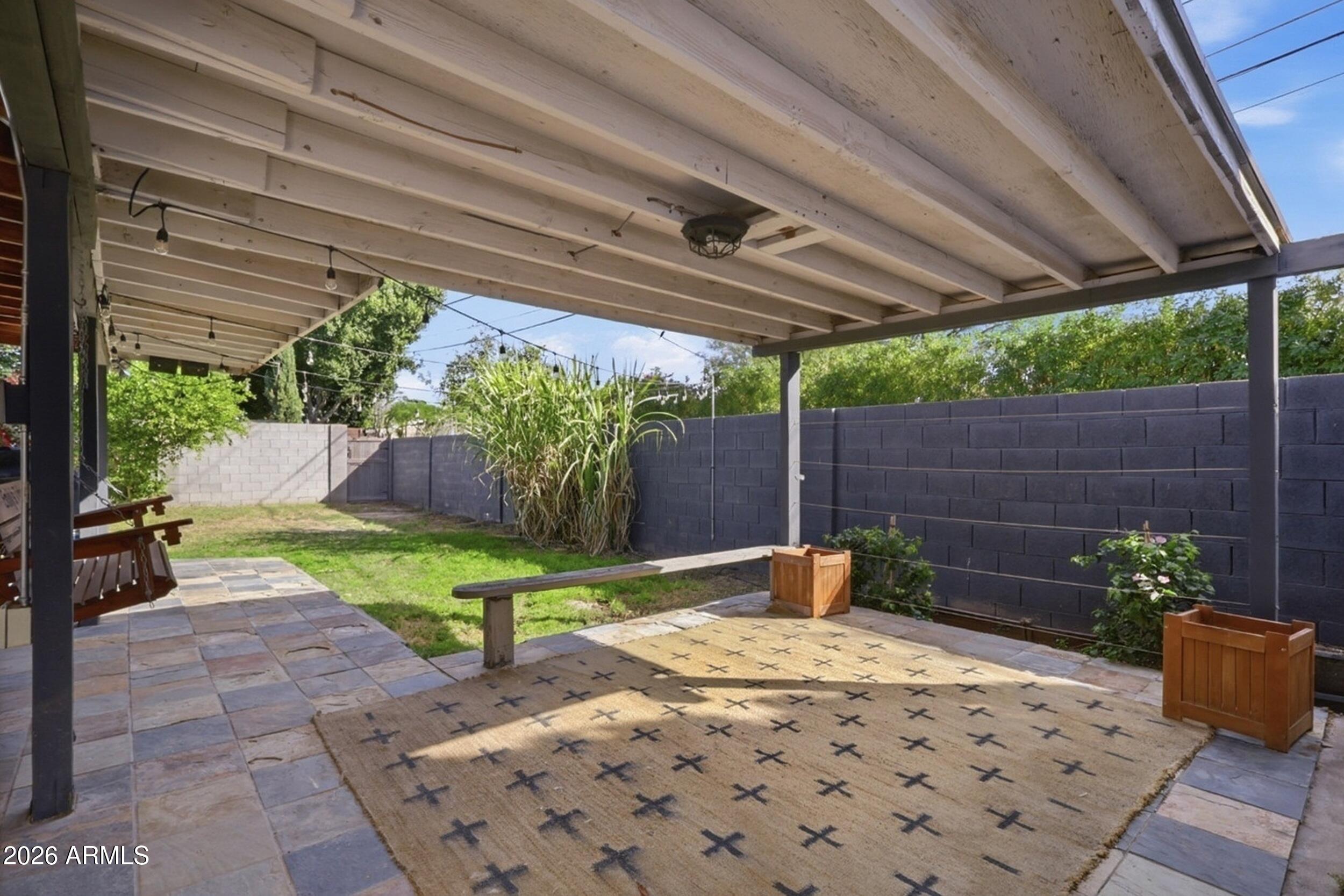 1831 E MINNEZONA Avenue