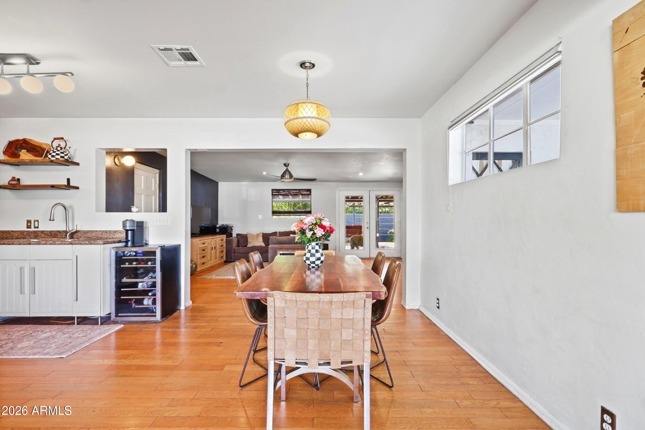 1831 E MINNEZONA Avenue