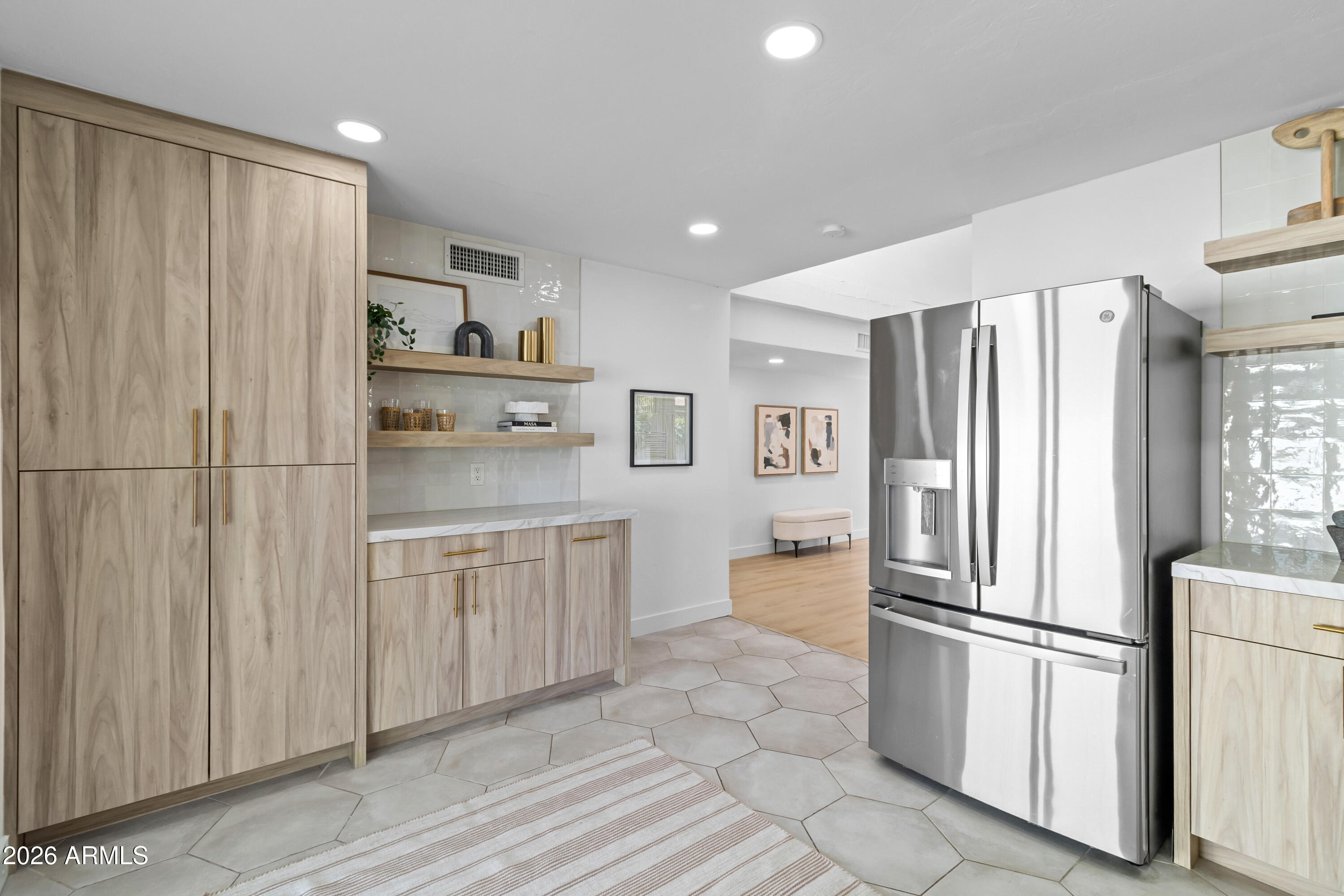 5508 E CAMBRIDGE Avenue