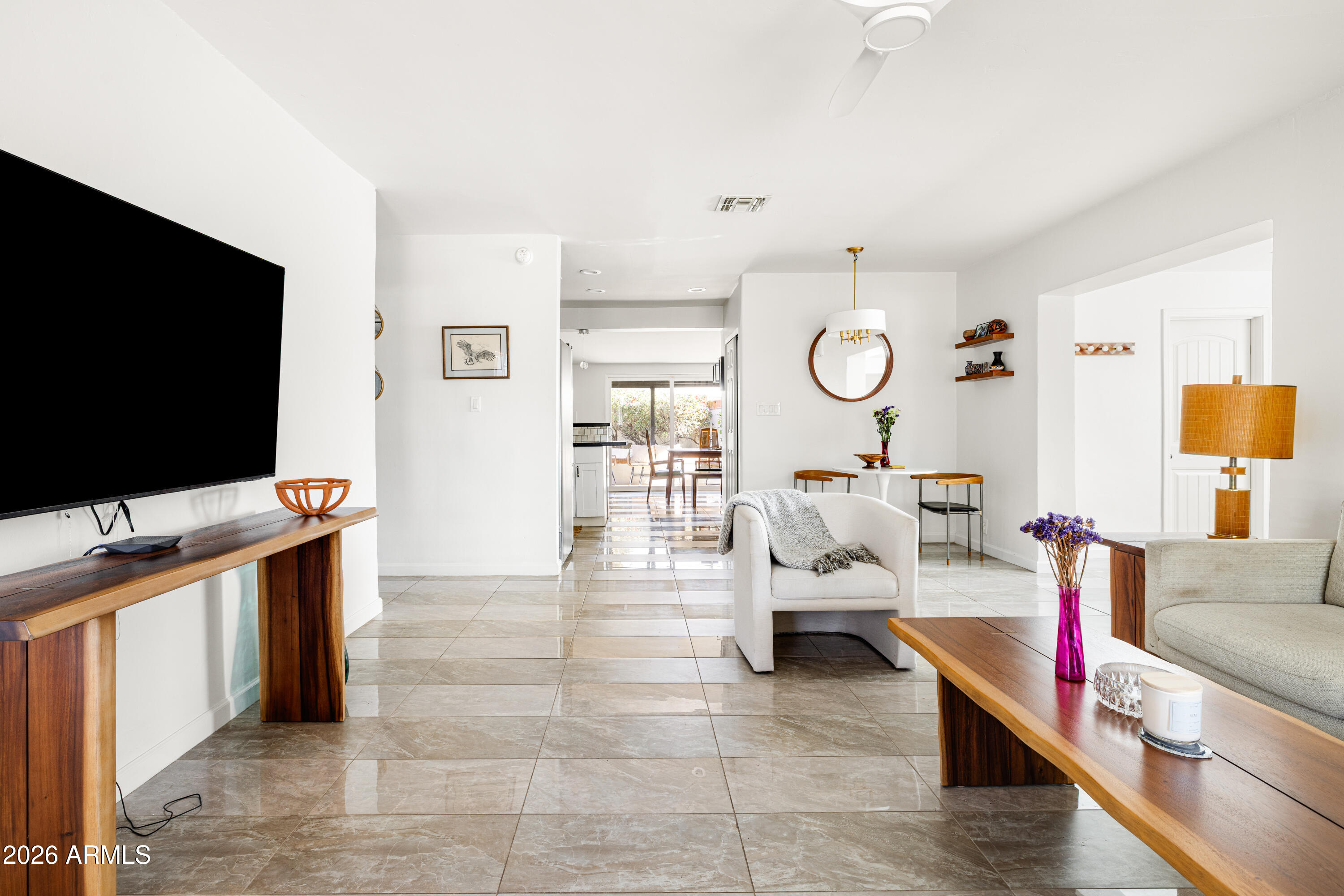 1118 E COLTER Street