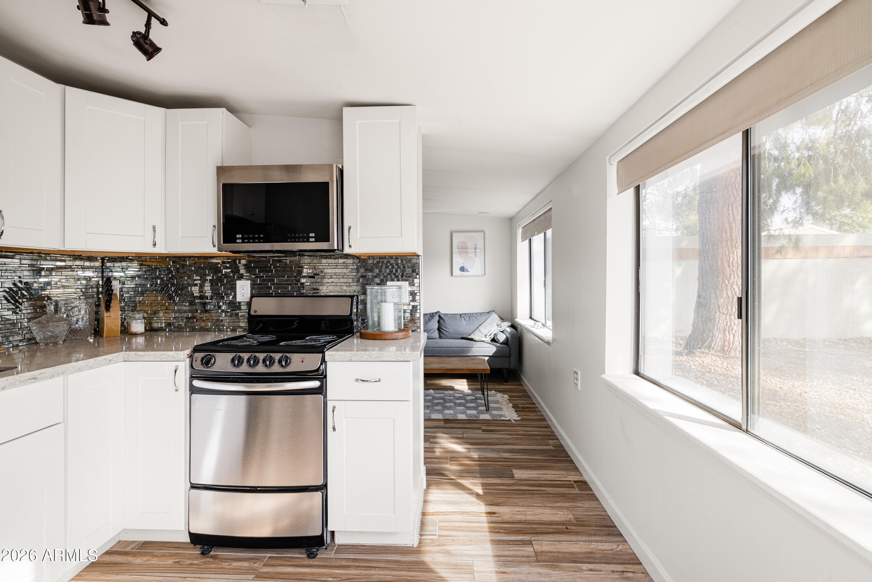 1118 E COLTER Street