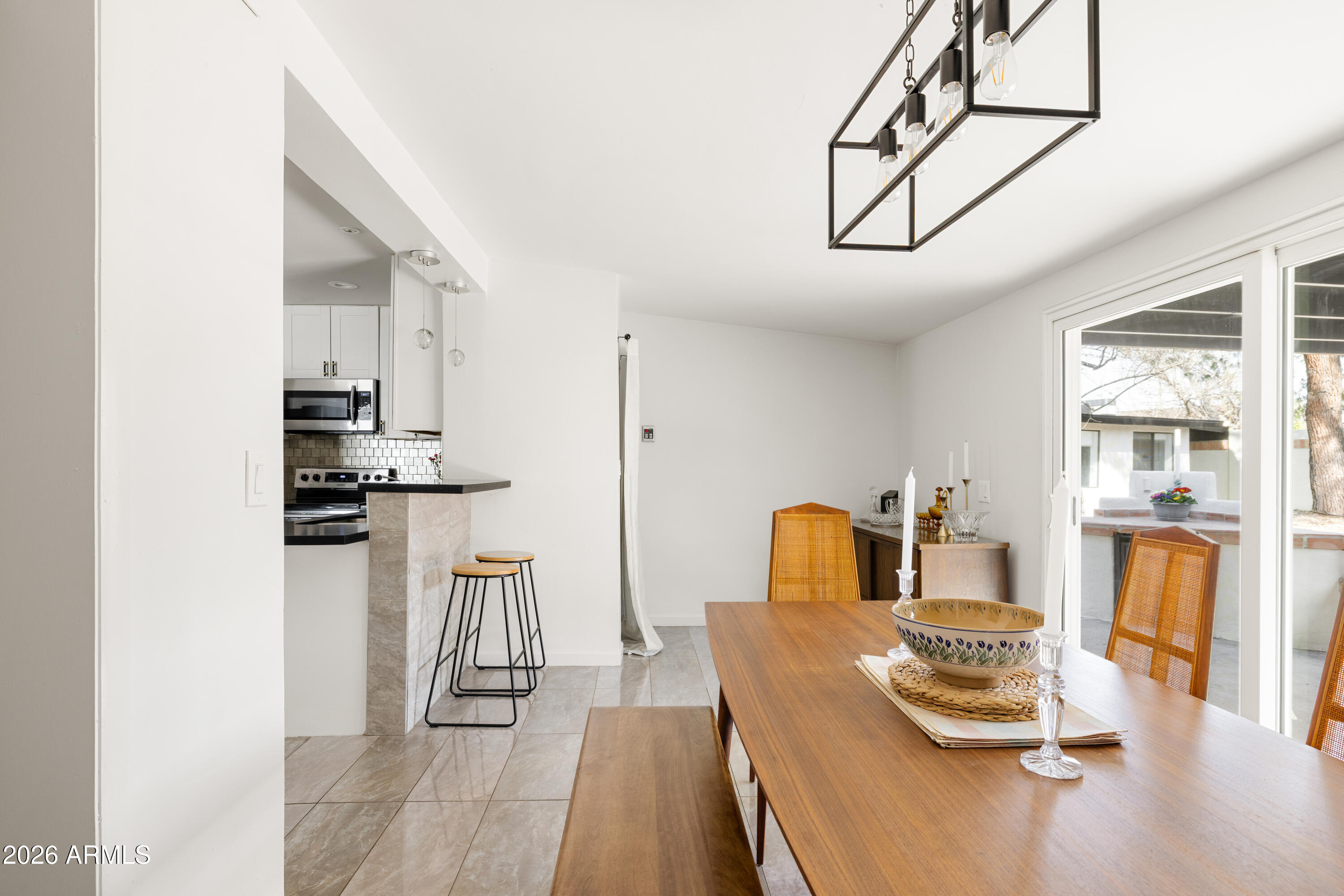 1118 E COLTER Street