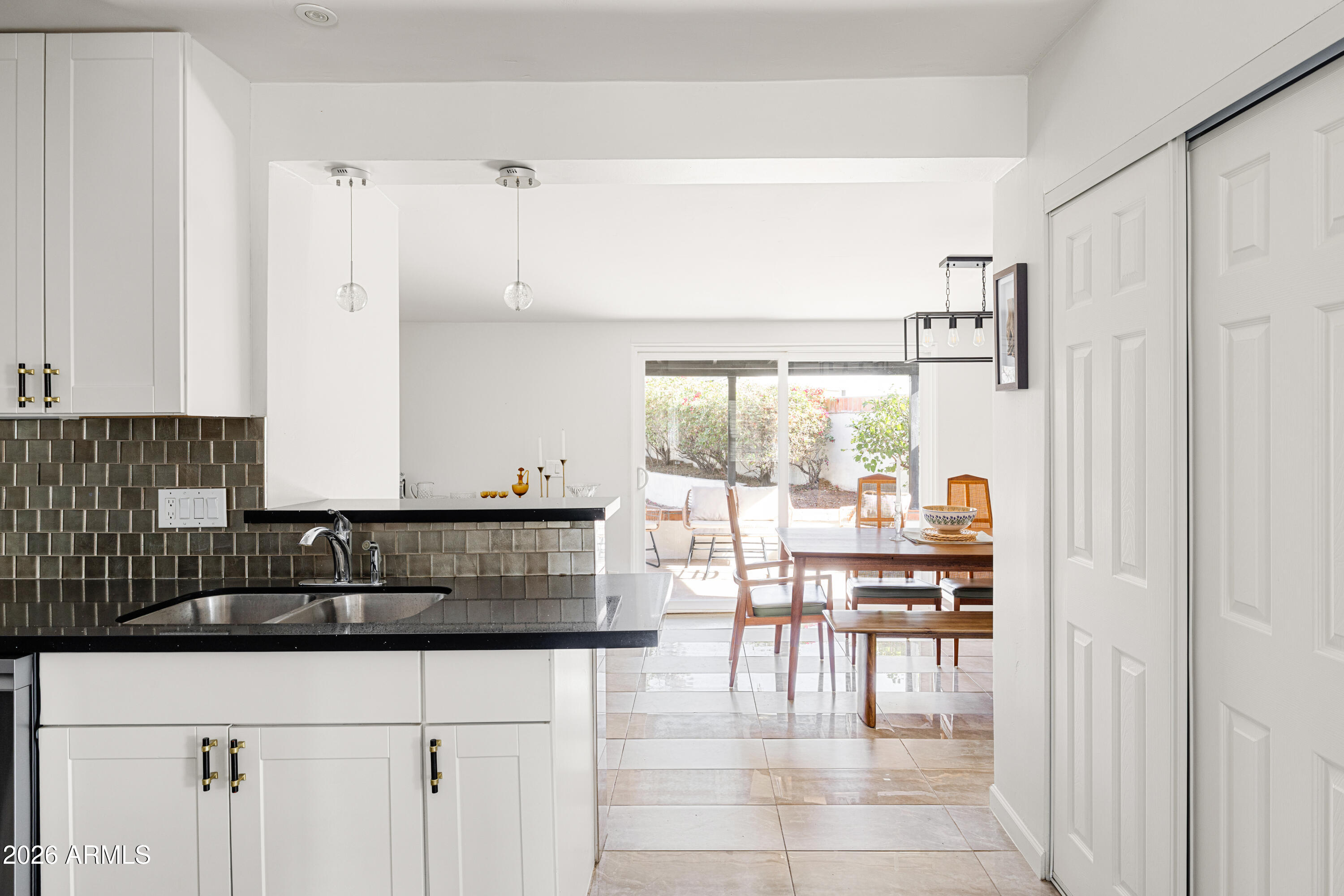 1118 E COLTER Street